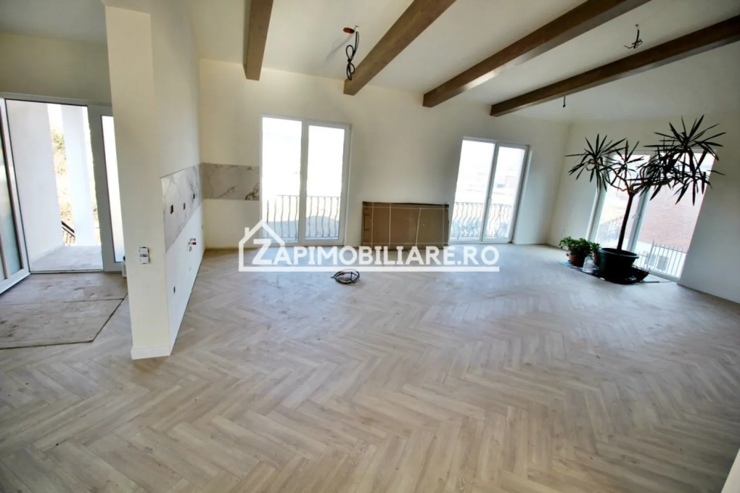 Casa 5 camere,175 mp,520 mp teren,zona Penny, 0% comision - Contact 0774048706 Bogdan
De vânzare casă D-P Premium la cheie, singur în curte 5 camere situată în Corunca zona Penny suprafața utilă de 175 mp amplasată pe un teren cu suprafața de 520 mp, 
Compartimentare:
- la demisol 1 garaj, 1 pivnită, 60 mp
- la parter: 1 living, 1 bucătărie, 2 băi,3 dormitoare, 1 terasă, 1 foisor acoperit
- gard, pavaj,poarta si usă garaj automatizate, gazon, sistem de irigatie, plante ornamentale ,foisor acoperit, video interfon incluse in pret
Detalii:
- centrală termică, calorifere, geamuri tripan
- fundația casei are o adâncime de 1 m, pereții sunt din cărămidă, acoperișul de țiglă izolată cu polistiren de 10 cm.
- pivniță, pod mansardabil, 
- anul construcției 2024
- disponibila casă cu suprafata utilă de 185 mp 900 mp teren la pretul de 339.000 euro
Utilitați:
- curent, apă, gaz, canalizare

Casa se vinde la cheie la prețul de 295.000 Euro negociabil. Comision ZERO!
Contact 0774048706 Bogdan
Daca vă place această ofertă sau pentru alte informații sunați la numărul de contact din anunț! 
Compania Zap Imobiliare vă pune la dispoziție toate actele și documentele necesare alături de asistență și consiliere permanentă până la finalizarea achiziției imobiliare. 
Ne dorim să îți oferim cea mai plăcută experiență, îndeplinim vise cu pereți!