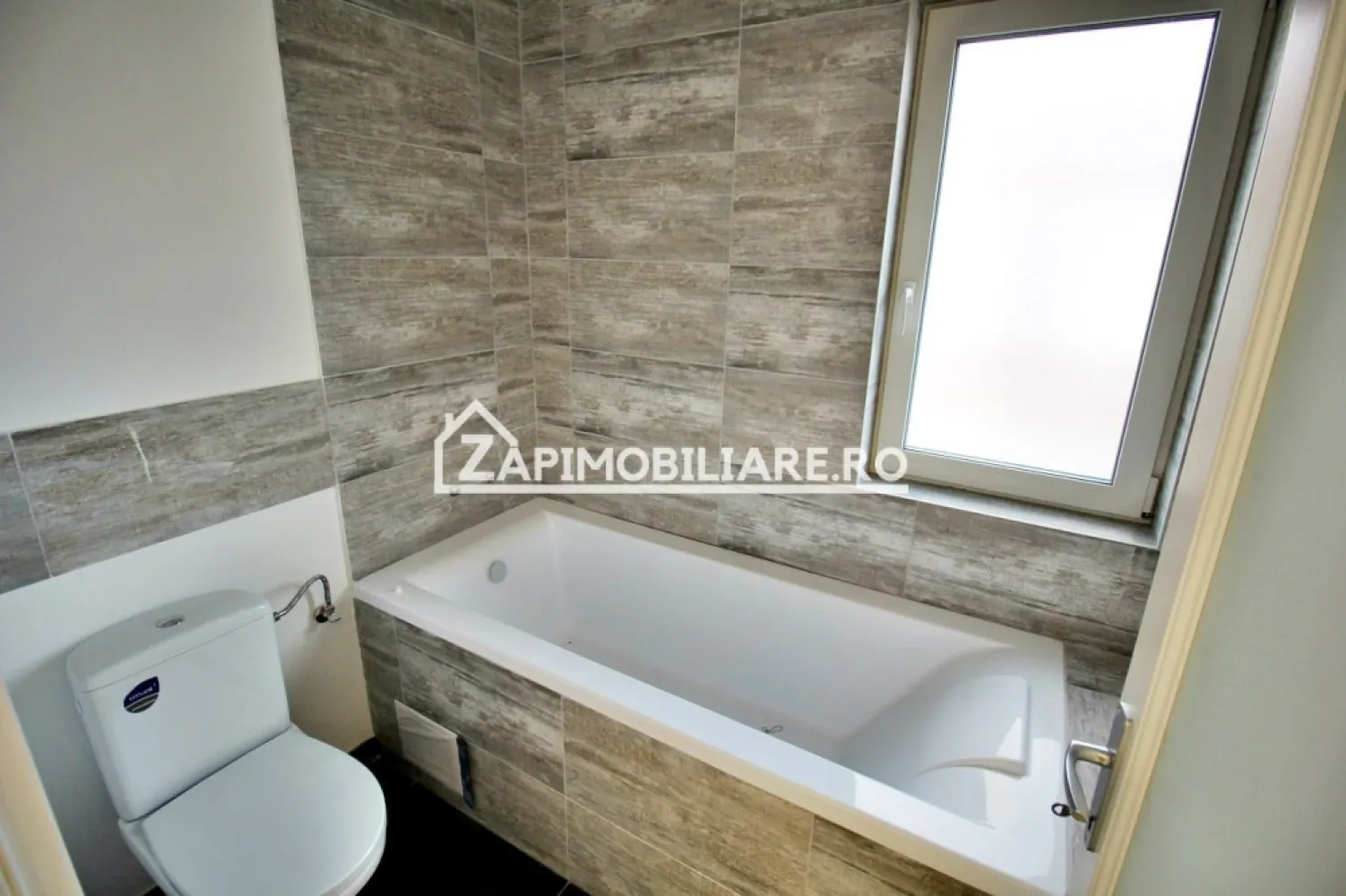 Casa 5 camere,175 mp,520 mp teren,zona Penny, 0% comision - Contact 0774048706 Bogdan
De vânzare casă D-P Premium la cheie, singur în curte 5 camere situată în Corunca zona Penny suprafața utilă de 175 mp amplasată pe un teren cu suprafața de 520 mp, 
Compartimentare:
- la demisol 1 garaj, 1 pivnită, 60 mp
- la parter: 1 living, 1 bucătărie, 2 băi,3 dormitoare, 1 terasă, 1 foisor acoperit
- gard, pavaj,poarta si usă garaj automatizate, gazon, sistem de irigatie, plante ornamentale ,foisor acoperit, video interfon incluse in pret
Detalii:
- centrală termică, calorifere, geamuri tripan
- fundația casei are o adâncime de 1 m, pereții sunt din cărămidă, acoperișul de țiglă izolată cu polistiren de 10 cm.
- pivniță, pod mansardabil, 
- anul construcției 2024
- disponibila casă cu suprafata utilă de 185 mp 900 mp teren la pretul de 339.000 euro
Utilitați:
- curent, apă, gaz, canalizare

Casa se vinde la cheie la prețul de 295.000 Euro negociabil. Comision ZERO!
Contact 0774048706 Bogdan
Daca vă place această ofertă sau pentru alte informații sunați la numărul de contact din anunț! 
Compania Zap Imobiliare vă pune la dispoziție toate actele și documentele necesare alături de asistență și consiliere permanentă până la finalizarea achiziției imobiliare. 
Ne dorim să îți oferim cea mai plăcută experiență, îndeplinim vise cu pereți!