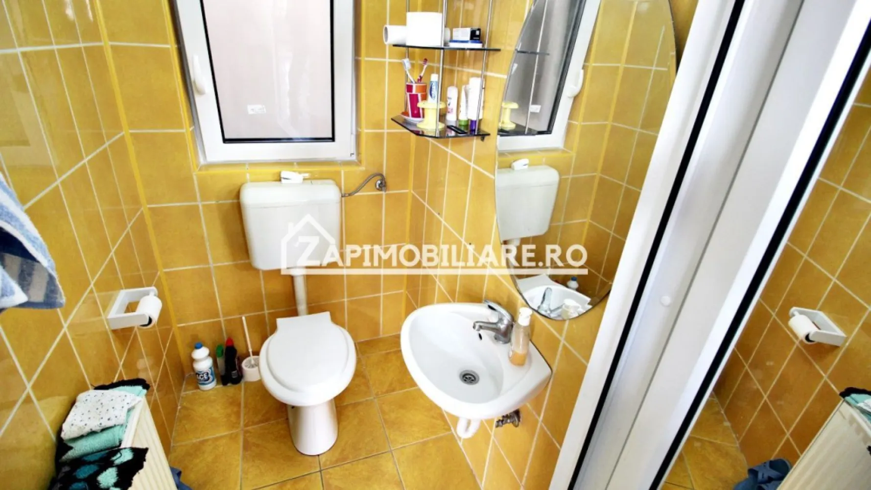 Casa 5 camere,3 băi,180 mp.teren 371 mp.Central - De vânzare casa 3 camere ,2băi, 1 hol,1 debara ,teren 371 mp + 1 apartament cu 1 camera ,1 baie ,1 bucatarie,1 parcare, pod mansardabil situata în zona Centrală ideal pentru sedii firme, punct de lucru, birouri,cabinet medical, salon și locuit 
Casa se vinde la prețul de 375.000 euro.negociabil Comision ZERO 
Acest anunț nu corespunde cerințelor tale? Sună la numărul afișat în anunț și unul dintre agenții noștri te va ajuta cu alte oferte personalizate în funcție de cerințele tale.
Contact 077 4048706 Bogdan