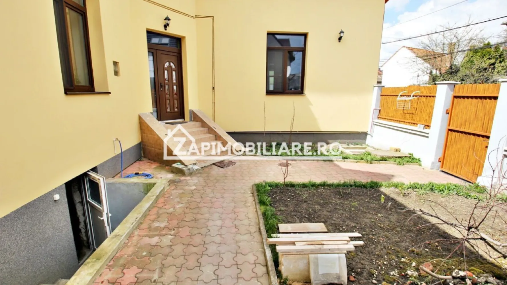 Casa 5 camere,3 băi,180 mp.teren 371 mp.Central