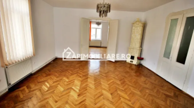 Casa 5 camere,3 băi,180 mp.teren 371 mp.Central