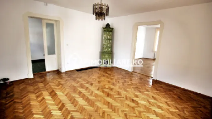 Casa 5 camere,3 băi,180 mp.teren 371 mp.Central