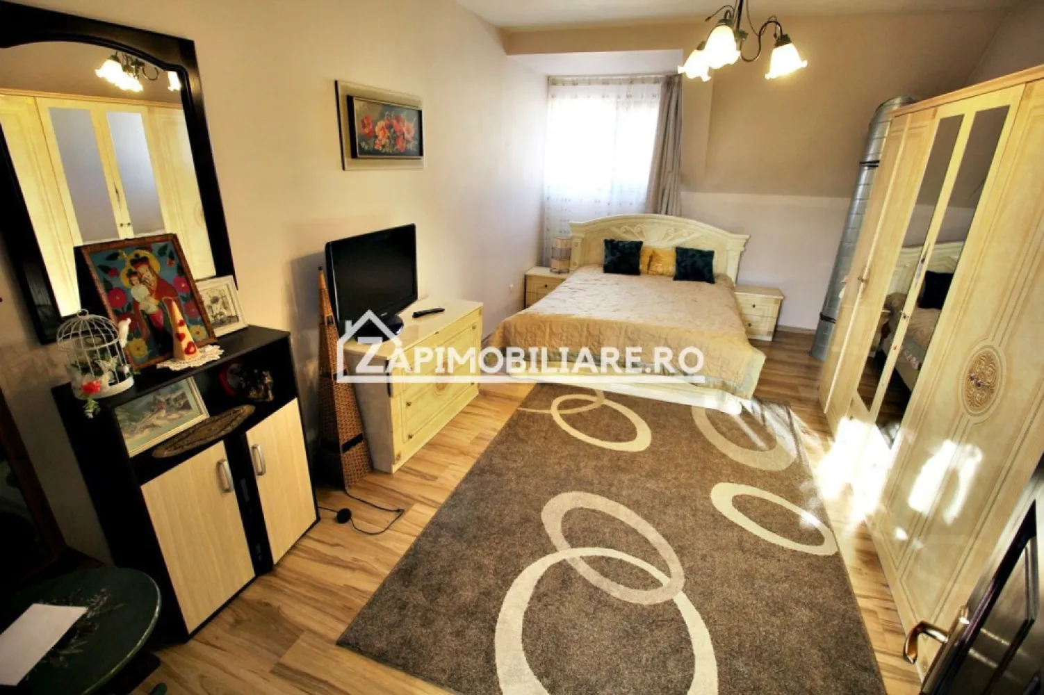 Casa 8 camere,4 bai,482mp,1.100mp teren,2 garaje,0% comision - Contact 0774048706 Bogdan
De vânzare casă, singur în curte, 8 camere, 4 bai, 2 garaje, 1 pivnită, 2 bucătării,situată în Santana de Mures, suprafața construită de 482 mp.suprafata utilă de 372 mp amplasată pe un teren cu suprafața de 1.100 mp, 
Compartimentare:
- la demisol 1 pivnită 20 mp
- la parter: 2 livinguri, 2 bucătării, 2 băi,2 dormitoare,1 dressing, 1 debara, 1 cămară,2 garaje, 1 magazie,1 terasă
- la etaj: 4 dormitoare, 2 băi, 1, hol
- zonă Centrală 
- ideal si pentru spațiu comercial,cabinet medical,birouri 
Detalii:
- centrală termică pe gaz + centrală pe lemne,pufar de 1.000 litri,calorifere, semineu,geamuri termopan, 
- fundația casei are o adâncime de 1 m, pereții sunt din cărămidă, acoperișul de tablă, izolată cu polistiren de 10 cm.
- pivniță
Utilitați:
- curent, apă, gaz, canalizare
- sistem de supraveghere, alarmă, usi garaj automatizate
- in curte este amenajat un solar, 1 magazie pentru lemne, + anexe
Casa se vinde la cheie , partial mobilată și utilată la prețul de 397.000 Euro negociabil. Comision ZERO!
Contact 0774048706 Bogdan
Se acceptă și schimb cu apartament 
Daca vă place această ofertă sau pentru alte informații sunați la numărul de contact din anunț! 
Compania Zap Imobiliare vă pune la dispoziție toate actele și documentele necesare alături de asistență și consiliere permanentă până la finalizarea achiziției imobiliare. 
Ne dorim să îți oferim cea mai plăcută experiență, îndeplinim vise cu pereți!