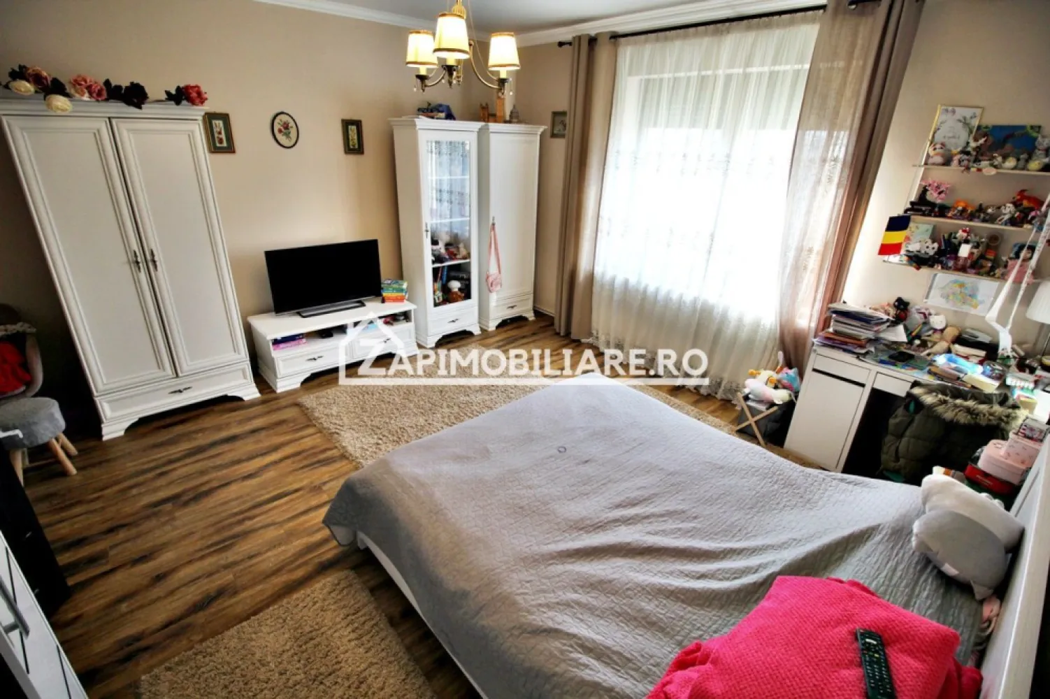 Casa 8 camere,4 bai,482mp,1.100mp teren,2 garaje,0% comision - Contact 0774048706 Bogdan
De vânzare casă, singur în curte, 8 camere, 4 bai, 2 garaje, 1 pivnită, 2 bucătării,situată în Santana de Mures, suprafața construită de 482 mp.suprafata utilă de 372 mp amplasată pe un teren cu suprafața de 1.100 mp, 
Compartimentare:
- la demisol 1 pivnită 20 mp
- la parter: 2 livinguri, 2 bucătării, 2 băi,2 dormitoare,1 dressing, 1 debara, 1 cămară,2 garaje, 1 magazie,1 terasă
- la etaj: 4 dormitoare, 2 băi, 1, hol
- zonă Centrală 
- ideal si pentru spațiu comercial,cabinet medical,birouri 
Detalii:
- centrală termică pe gaz + centrală pe lemne,pufar de 1.000 litri,calorifere, semineu,geamuri termopan, 
- fundația casei are o adâncime de 1 m, pereții sunt din cărămidă, acoperișul de tablă, izolată cu polistiren de 10 cm.
- pivniță
Utilitați:
- curent, apă, gaz, canalizare
- sistem de supraveghere, alarmă, usi garaj automatizate
- in curte este amenajat un solar, 1 magazie pentru lemne, + anexe
Casa se vinde la cheie , partial mobilată și utilată la prețul de 397.000 Euro negociabil. Comision ZERO!
Contact 0774048706 Bogdan
Se acceptă și schimb cu apartament 
Daca vă place această ofertă sau pentru alte informații sunați la numărul de contact din anunț! 
Compania Zap Imobiliare vă pune la dispoziție toate actele și documentele necesare alături de asistență și consiliere permanentă până la finalizarea achiziției imobiliare. 
Ne dorim să îți oferim cea mai plăcută experiență, îndeplinim vise cu pereți!