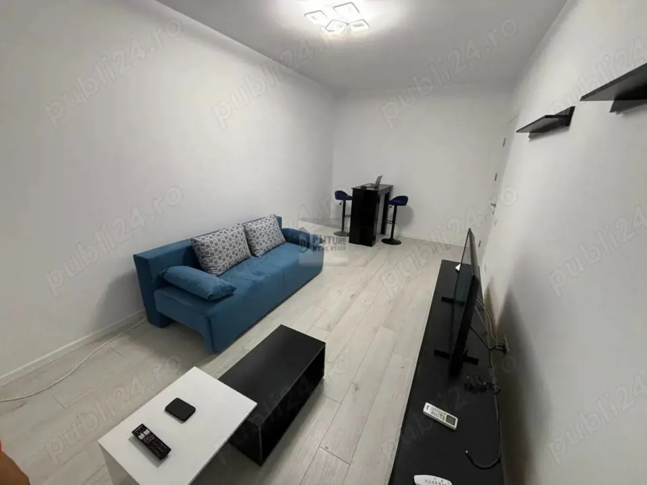 Apartament 2 camere | Complex Rezidențial Odei Towers - Oferim spre închiriere un apartament elegant de 2 camere, decomandat, situat în prestigiosul Complex Rezidențial Odei Towers – Cavar, pe Strada Odei nr. 84, la etajul 4 din 8. 🔹 Suprafață utilă: 60 mp 🔹 Balcon generos: 11 mp – ideal pentru relaxare 🔹 Compartimentare: decomandată 🔹 Mobilare & utilare: completă, cu electrocasnice moderne 🔹 Confort termic: centrală proprie pe gaz Apartamentul se remarcă prin finisaje de calitate superioară, un living luminos cu parchet laminat, bucătărie complet echipată și un ambient modern, atent gândit pentru confortul zilnic. 🏢 Facilități complex: ✔ Monitorizare video 24/7 ✔ Lifturi moderne și silențioase ✔ Interfon ✔ Acces securizat în scară cu cartelă magnetică ✔ Supermarket „La 2 Pași” chiar la parterul blocului 📍 Localizare excelentă & acces facil: Stații STB: 116, 216, 220, 102, 381, 76 Legături directe către centru și către stațiile de metrou: Constantin Brâncoveanu, Apărătorii Patriei, Piața Sudului Metrou Apărătorii Patriei / Piața Sudului: ~10 minute cu transportul public 🚫 Nu se acceptă animale de companie 📸 Fotografii și informații suplimentare se oferă la cerere, exclusiv prin intermediul agenției noastre. 📞 Alegeți siguranța, transparența și profesionalismul unei agenții cu reputație solidă pe piața imobiliară. #Apartament2Camere #OdeiTowers #InchiriereBucuresti #AgentieImobiliaraPremium #LocuintaModerna #FinisajeDeCalitate #ZonaAccesibila #ApartamentMobilat #BucurestiSud #MetrouAproape #ConfortSiSiguranta }}