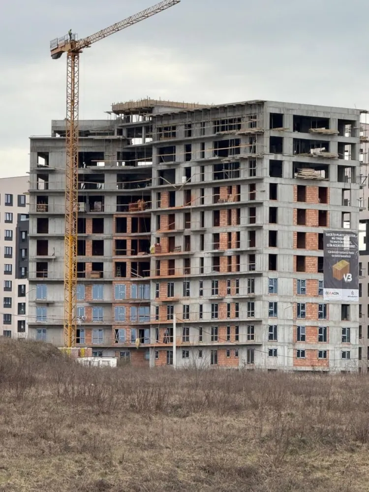 Apartament cu 3 camera în bloc NOU zona Tudor - Contact 0774048706 Bogdan
De vânzare apartament semifinisat ,centrală proprie, incălzire in pardoseală in bloc nou cu 3 camera decomandat confort 1, situat în cartierul Tudor, cu suprafata utila de 73 mp, oferit de Zap Imobiliare 
Disponibile apartamente cu 2 camere cu prețuri începând de la 94.500 euro la cheie + tva . 
Detalii: 
Proprietatea se află într-o zonă cu un confort deosebit, datorită amplasării în imediata apropiere a tot ceea ce înseamnă viață modernă, și anume: mijloace de transport în comun, magazine, unități de învățământ de toate gradele, piață, parc, bănci, farmacii, s.a.
Prețul este de 130000 Euro + tva Comisionul este ZERO!
 Comisionul este ZERO!
Contact 0774048706 Bogdan
Dacă vă place această ofertă - sau pentru alte informații sunați la numărul de contact din anunț! 
Compania Zap Imobiliare vă pune la dispoziție toate informațiile, actele și documentele necesare alături de asistență și consiliere permanentă până la finalizarea achiziției imobiliare. Ne dorim să îți oferim cea mai plăcută experiență, îndeplinim vise cu pereți!
