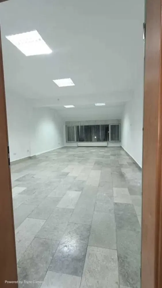 Central - zona Tribunal - disponibil intre 30 mp si 450 mp - Mentionati ID-ul proprietatii cand apelati: CP2189228
Contact ⓪⑦②⑥ ②②③ ⑧⑧⑥ Sebastian
De închiriat spatii de birou, situate in Targu Mures Zona Tribunalului - loc de parcare in curte

pații de birouri ultracentrale de închiriat – Str. Justiției, Târgu Mureș

-806 mp utili, recent renovați, într-o clădire reprezentativă
-Preț: incepand de la 8.5 €/mp in functie de suprafata dorita
-Potrivite pentru birouri, cabinete, showroom-uri, clinici sau firme IT
-In functie de suprafata inchriata se ofera si locuri de parcare incluse in pret sau contra cost. Total locuri de parcare disponibile - 10 parcari.

Spațiile sunt distribuite pe două niveluri, iar închirierea se poate face:
-Pe birouri individuale – începând de la 30 mp
-Pe un întreg nivel – ideal pentru firme cu echipe extinse
-Pe ambele niveluri – pentru activități complexe sau cu mai multe departamente

-Aer condiționat individual în fiecare birou
-Pardoseală din granit si parchet laminat
-Acces securizat în curte interioară
-Parcări supravegheate video
-Lumină naturală, spații funcționale și bine compartimentate

Locație premium – ultracentral, aproape de instituții, servicii și mijloace de transport
Comisionul agentiei solicitat chiriasului este de 50% din pretul chiriei pe o luna si se plateste o singura data, la semnarea contractului.