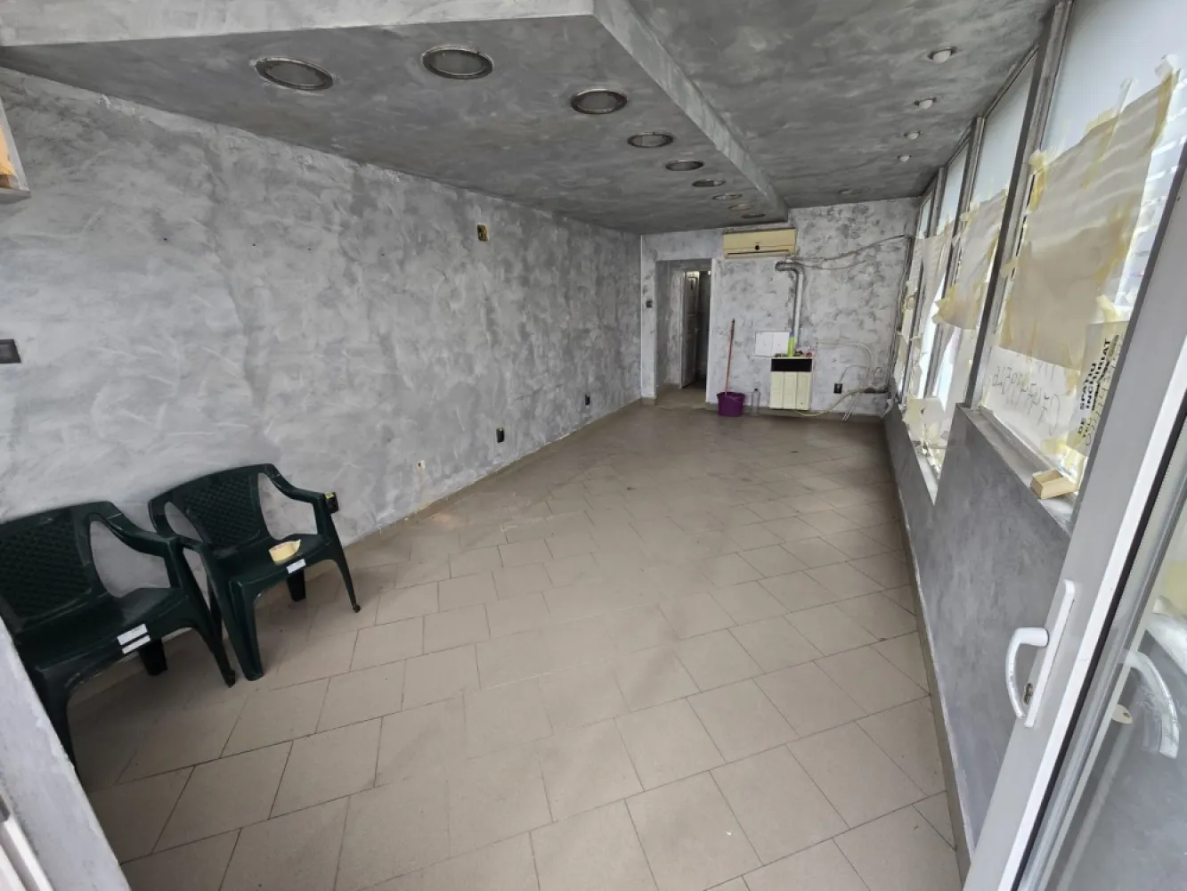 Spatii comerciale in Zona Dacia cu supafata de 40-30-20 mp - De inchiriat spatii comerciale la parter cu suprafete de 40- 30 - 20 mp. utili + terasă de 42 mp. situate in zona Dacia 
-fiecare spatiu are grup sanitar
Contact 0774048706 Bogdan
Compartimentare
- 4 camere , 3 băi, 1 terasă
- pret 20 mp cu grup sanitar si terasă 350 euro
- pret 40 mp cu grup sanitar si terasă 600 euro
- pret 30 mp stradal cu grup sanitar 700 euro
- pretul la toate spatiile 1200 euro
 Comision 50 % din prima chirie
Acest anunț nu corespunde cerințelor tale? Sună la numărul afișat în anunț și unul dintre agenții noștri te va ajuta cu alte oferte personalizate în funcție de cerințele tale. Contact Bogdan 0774048706