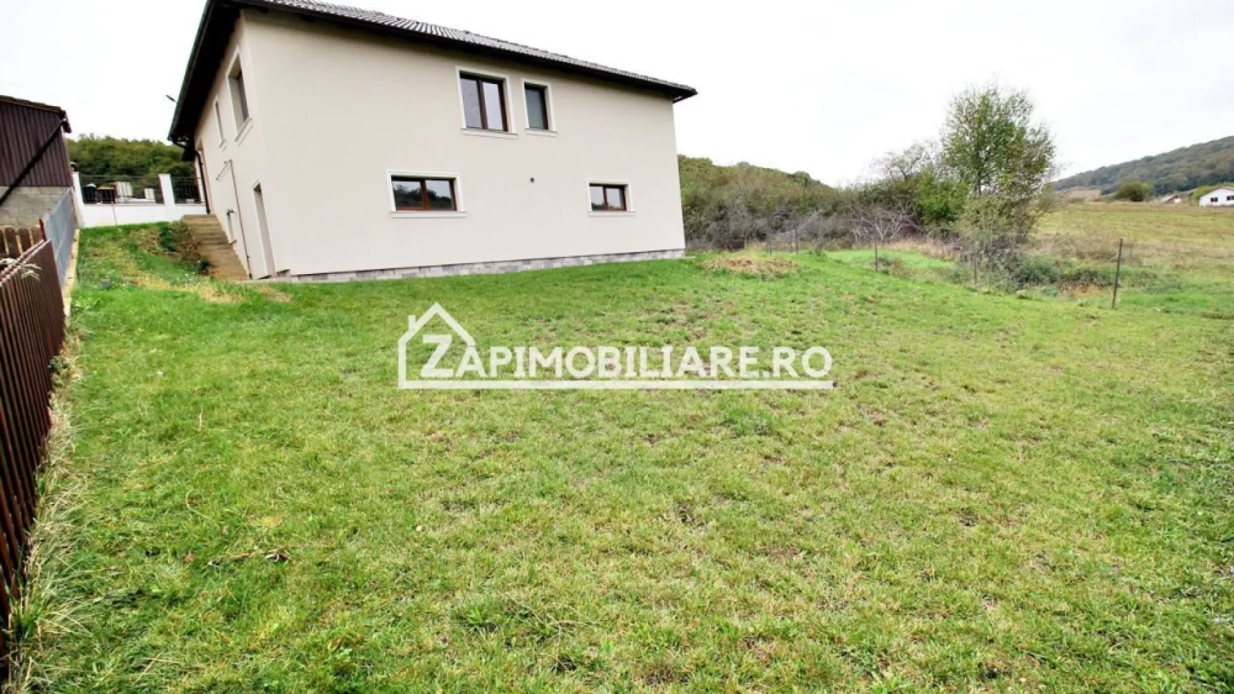 Casă la cheie D-P. mobilată si utilată teren 600 mp - Contact 0774048706 Bogdan
De vanzare sau de închiriat casă pe 1 nivel ,la cheie cu drum asfaltat pană in fata casei singur în curte, 4 camere situată în Sancraiu de Mures suprafața utilă de 150 mp amplasată pe un teren cu suprafața de 600 mp, 
Compartimentare:
- la parter: 100 mp. 1 living, 1 bucătărie, 2 băi, 2 dormitoare, 1 dressing, 1 hol, 1 terasă acoperită.
- la demisol 100 mp. 1 crama, 1 baie , 1 pivnită, 1 camară
Detalii:
- centrală termică, calorifere, geamuri termopan,
- fundația casei are o adâncime de 1 m, pereții sunt din cărămidă, acoperișul de țiglă ,izolată cu polistiren de 10 cm.
- anul construcției 2020
- curte amenajată cu gazon si pavaj
Utilitați:
- curent, apă, gaz, canalizare
- panouri fotovoltaice
Casa se vinde mobilată și utilată la prețul de 320.000 Euro negociabil. Comision Zero!
Prețul la inchiriere 1200 euro .Comision 50% din prima chirie. 
Contact 0774048706 Bogdan
Daca vă place această ofertă sau pentru alte informații sunați la numărul de contact din anunț! 
Compania Zap Imobiliare vă pune la dispoziție toate actele și documentele necesare alături de asistență și consiliere permanentă până la finalizarea achiziției imobiliare. 
Ne dorim să îți oferim cea mai plăcută experiență, îndeplinim vise cu pereți!