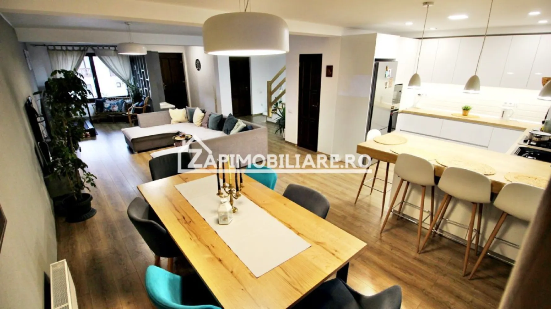 Casa 5 camere mobilată,D-P-E-M 200mp,300mp teren,schimb - Contact 0774048706 Bogdan
De vânzare sau schimb casă la cheie tip Duplex mobilată si utilată, singur în curte 5 camere 2 băi, 2 bucătării, 1 pivnită, situată în cartierul Unirii suprafața utilă de 200 mp amplasată pe un teren cu suprafața de 300 mp, 
Compartimentare:
- la demisol 1 bucătărie. 1 pivnită
- la parter: 1 living, 1 bucătărie, 1 baie,1 cămară, 1 terasă acoperită, 1 magazie , 1 hol, 6 locuri de parcare
- la etajul 1: 3 dormitoare, 1 baie, 2 balcoane,1 hol
- la mansardă 1 dormitor, 1 dressing, 1 hol,2 spatii de depozitare
Se accepta schimb cu apartament 
Detalii:
- centrală termică, calorifere, geamuri termopan, 
- fundația casei are o adâncime de 1 m, pereții sunt din cărămidă, acoperișul de țiglă izolată cu polistiren de 10 cm.
- pivniță, loc pentru saună si salină
- anul construcției 2019

Utilitați:
- curent, apă, gaz, canalizare/ fosă septică.
Casa se vinde la cheie mobilată și utilată la prețul de 279.000 Euro negociabil. Comision ZERO!
Contact 0774048706 Bogdan
Daca vă place această ofertă sau pentru alte informații sunați la numărul de contact din anunț! 
Compania Zap Imobiliare vă pune la dispoziție toate actele și documentele necesare alături de asistență și consiliere permanentă până la finalizarea achiziției imobiliare. 
Ne dorim să îți oferim cea mai plăcută experiență, îndeplinim vise cu pereți