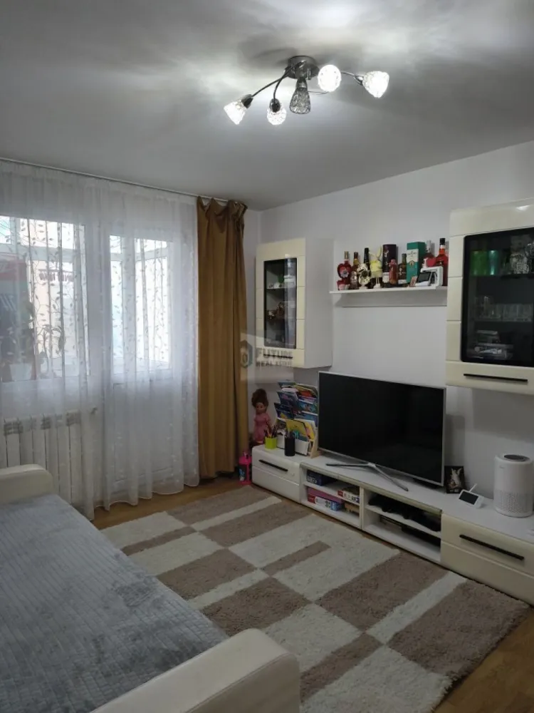 Vând apartament 2 camere | Zonă Progresul – Eroii Revoluției - Vând apartament de 2 camere, situat la etajul 6 din 10, într-un bloc construit în 1972, într-o zonă foarte bine conectată și cu toate facilitățile la îndemână. 🔹 Suprafață utilă: 37 mp 🔹 Compartimentare: semidecomandată 🔹 Balcon: 1 🔹 Se vinde complet mobilat și utilat 📍 Localizare excelentă: Piața Progresul – max. 2 minute de mers pe jos Tramvai – 2 minute de mers pe jos Metrou Eroii Revoluției – la 2 stații de tramvai Școli și grădinițe – la 5–10 minute Parcuri în apropiere Apartamentul este ideal atât pentru locuit, cât și pentru investiție, având acces rapid la transport public, piețe, școli și zone verzi. 📩 Detalii suplimentare și vizionări la cerere #VandApartament #Apartament2Camere #ProprietarDirect #ZonaProgresul #EroiiRevolutiei #ApartamentBucuresti #ImobiliareBucuresti #InvestitieImobiliara #ApartamentMobilat #MetrouAproape #PiațaProgresul }}