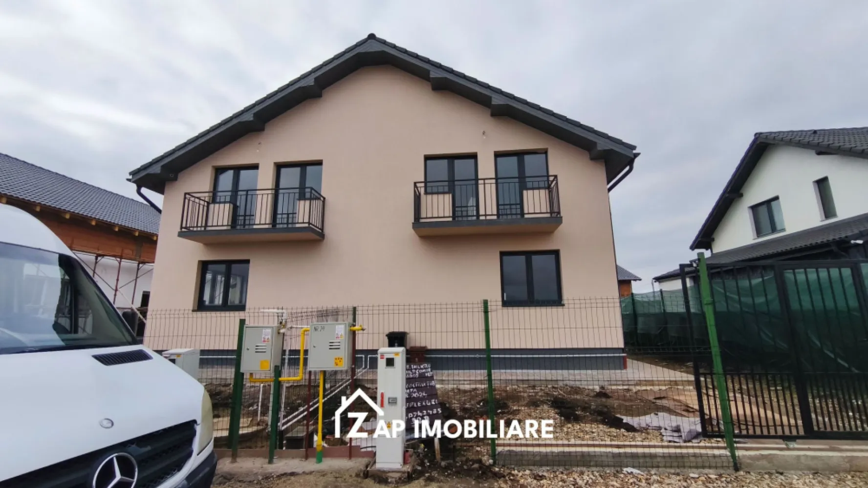 Casa la cheie 4 camere - Sângeorgiu de Mures - Mentionati ID-ul proprietatii cand apelati: CP2148272
Contact ⓪⑦②⑥ ②②③ ⑧⑧⑥ Sebastian
De vânzare duplex, singur în curte 4 camere situată în Sângeorgiu de Mures, suprafața utilă de 130.mp amplasată pe un teren cu suprafața de 300 mp,
Compartimentare:
- la parter: terasa la intrare, hol, living, bucatarie, camara, baie, terasa la iesire din living.
- la etaj: 3 dormitoare, 1 baie, 1 balcon.

Detalii:
- centrală termică, calorifere, geamuri termopan, ușă termopan
- fundația casei are o adâncime de 1 m, pereții sunt din cărămidă, acoperișul de țiglă izolată cu polistiren de 10 cm.
- anul construcției 2025
Utilitați:
- curent, apă, gaz, canalizare

Pret la cheie 155000 TVA inclus
Pret la semifinisat 142990 Euro TVA inclus
Comision zero!
Contact ⓪⑦②⑥ ②②③ ⑧⑧⑥ Sebastian
