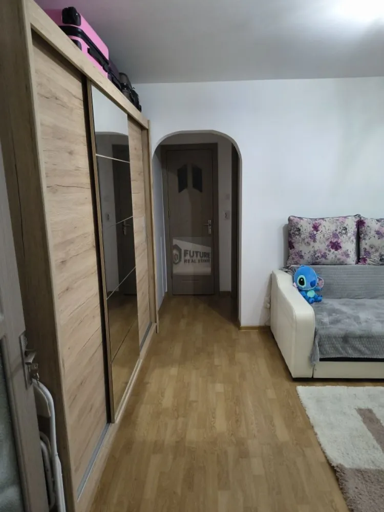 Vând apartament 2 camere | Zonă Progresul – Eroii Revoluției - Vând apartament de 2 camere, situat la etajul 6 din 10, într-un bloc construit în 1972, într-o zonă foarte bine conectată și cu toate facilitățile la îndemână. 🔹 Suprafață utilă: 37 mp 🔹 Compartimentare: semidecomandată 🔹 Balcon: 1 🔹 Se vinde complet mobilat și utilat 📍 Localizare excelentă: Piața Progresul – max. 2 minute de mers pe jos Tramvai – 2 minute de mers pe jos Metrou Eroii Revoluției – la 2 stații de tramvai Școli și grădinițe – la 5–10 minute Parcuri în apropiere Apartamentul este ideal atât pentru locuit, cât și pentru investiție, având acces rapid la transport public, piețe, școli și zone verzi. 📩 Detalii suplimentare și vizionări la cerere #VandApartament #Apartament2Camere #ProprietarDirect #ZonaProgresul #EroiiRevolutiei #ApartamentBucuresti #ImobiliareBucuresti #InvestitieImobiliara #ApartamentMobilat #MetrouAproape #PiațaProgresul }}