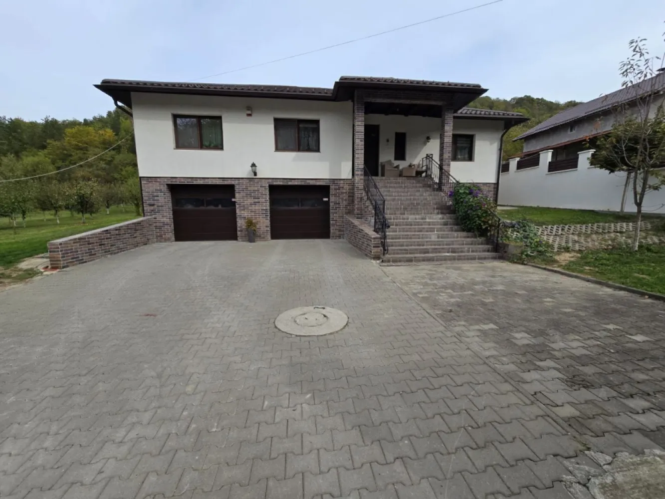 Casa 6 camere,300 mp,2500mp teren, Valea Iubirii,0% comision - Contact 0774048706 Bogdan
De vânzare casă, singur în curte 6 camere situată în cartierul Valea Iubirii suprafața utilă de 300 mp amplasată pe un teren cu suprafața de 2500 mp, 
Compartimentare:
- la demisol 1 cameră tehnică, 1 cramă, 1 camară, 1 baie, 1 magazie, 2 garaje
- la parter: 1 living, 1 bucătărie, 2 băi, 3 dormitoare, 1 hol, 2 terase, 
- curte amenajată cu gazon, pavaj, pomi fructiferi

Detalii:
- centrală termică+centrală pe lemne, calorifere, geamuri termopan,
- fundația casei are o adâncime de 1 m, pereții sunt din cărămidă, acoperișul de țigl, izolată cu polistiren de 10 cm.
- pivniță, pod mansardabil, 
- anul construcției 2000

Utilitați:
- curent, apă, gaz, canalizare/ fosă septică.

Casa se vinde la cheie, mobilată și utilată la prețul de 520.000 Euro negociabil. Comision ZERO!
Contact 0774048706 Bogdan
Daca vă place această ofertă sau pentru alte informații sunați la numărul de contact din anunț! 
Compania Zap Imobiliare vă pune la dispoziție toate actele și documentele necesare alături de asistență și consiliere permanentă până la finalizarea achiziției imobiliare. 
Ne dorim să îți oferim cea mai plăcută experiență, îndeplinim vise cu pereți!