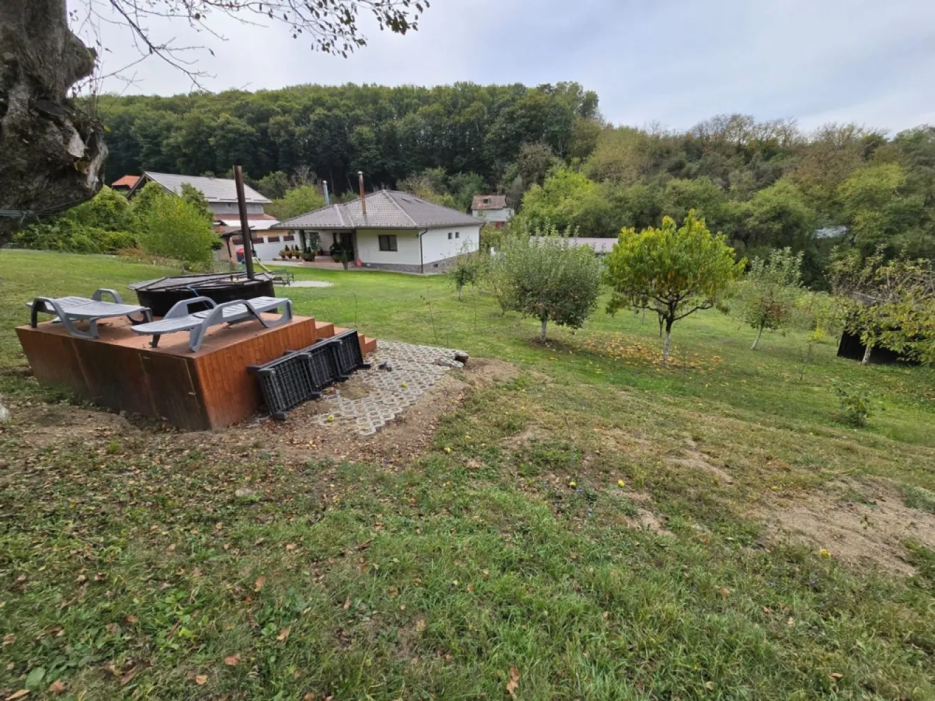 Casa 6 camere,300 mp,2500mp teren, Valea Iubirii,0% comision - Contact 0774048706 Bogdan
De vânzare casă, singur în curte 6 camere situată în cartierul Valea Iubirii suprafața utilă de 300 mp amplasată pe un teren cu suprafața de 2500 mp, 
Compartimentare:
- la demisol 1 cameră tehnică, 1 cramă, 1 camară, 1 baie, 1 magazie, 2 garaje
- la parter: 1 living, 1 bucătărie, 2 băi, 3 dormitoare, 1 hol, 2 terase, 
- curte amenajată cu gazon, pavaj, pomi fructiferi

Detalii:
- centrală termică+centrală pe lemne, calorifere, geamuri termopan,
- fundația casei are o adâncime de 1 m, pereții sunt din cărămidă, acoperișul de țigl, izolată cu polistiren de 10 cm.
- pivniță, pod mansardabil, 
- anul construcției 2000

Utilitați:
- curent, apă, gaz, canalizare/ fosă septică.

Casa se vinde la cheie, mobilată și utilată la prețul de 520.000 Euro negociabil. Comision ZERO!
Contact 0774048706 Bogdan
Daca vă place această ofertă sau pentru alte informații sunați la numărul de contact din anunț! 
Compania Zap Imobiliare vă pune la dispoziție toate actele și documentele necesare alături de asistență și consiliere permanentă până la finalizarea achiziției imobiliare. 
Ne dorim să îți oferim cea mai plăcută experiență, îndeplinim vise cu pereți!