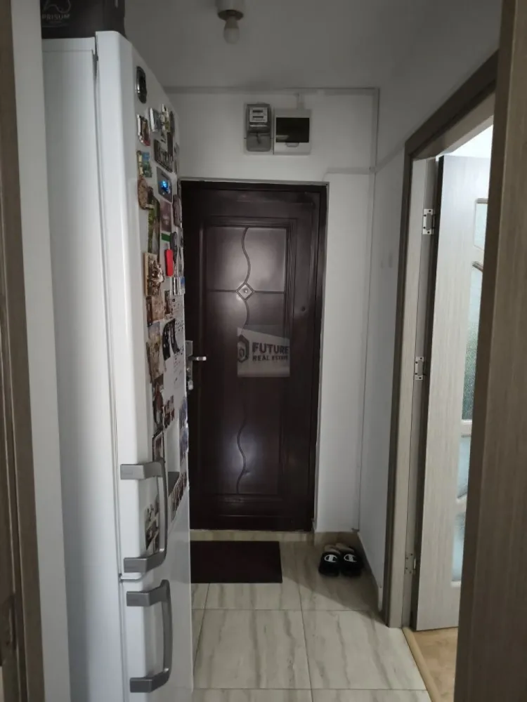 Vând apartament 2 camere | Zonă Progresul – Eroii Revoluției - Vând apartament de 2 camere, situat la etajul 6 din 10, într-un bloc construit în 1972, într-o zonă foarte bine conectată și cu toate facilitățile la îndemână. 🔹 Suprafață utilă: 37 mp 🔹 Compartimentare: semidecomandată 🔹 Balcon: 1 🔹 Se vinde complet mobilat și utilat 📍 Localizare excelentă: Piața Progresul – max. 2 minute de mers pe jos Tramvai – 2 minute de mers pe jos Metrou Eroii Revoluției – la 2 stații de tramvai Școli și grădinițe – la 5–10 minute Parcuri în apropiere Apartamentul este ideal atât pentru locuit, cât și pentru investiție, având acces rapid la transport public, piețe, școli și zone verzi. 📩 Detalii suplimentare și vizionări la cerere #VandApartament #Apartament2Camere #ProprietarDirect #ZonaProgresul #EroiiRevolutiei #ApartamentBucuresti #ImobiliareBucuresti #InvestitieImobiliara #ApartamentMobilat #MetrouAproape #PiațaProgresul }}