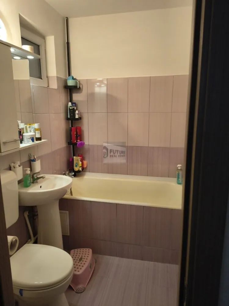 Vând apartament 2 camere | Zonă Progresul – Eroii Revoluției - Vând apartament de 2 camere, situat la etajul 6 din 10, într-un bloc construit în 1972, într-o zonă foarte bine conectată și cu toate facilitățile la îndemână. 🔹 Suprafață utilă: 37 mp 🔹 Compartimentare: semidecomandată 🔹 Balcon: 1 🔹 Se vinde complet mobilat și utilat 📍 Localizare excelentă: Piața Progresul – max. 2 minute de mers pe jos Tramvai – 2 minute de mers pe jos Metrou Eroii Revoluției – la 2 stații de tramvai Școli și grădinițe – la 5–10 minute Parcuri în apropiere Apartamentul este ideal atât pentru locuit, cât și pentru investiție, având acces rapid la transport public, piețe, școli și zone verzi. 📩 Detalii suplimentare și vizionări la cerere #VandApartament #Apartament2Camere #ProprietarDirect #ZonaProgresul #EroiiRevolutiei #ApartamentBucuresti #ImobiliareBucuresti #InvestitieImobiliara #ApartamentMobilat #MetrouAproape #PiațaProgresul }}