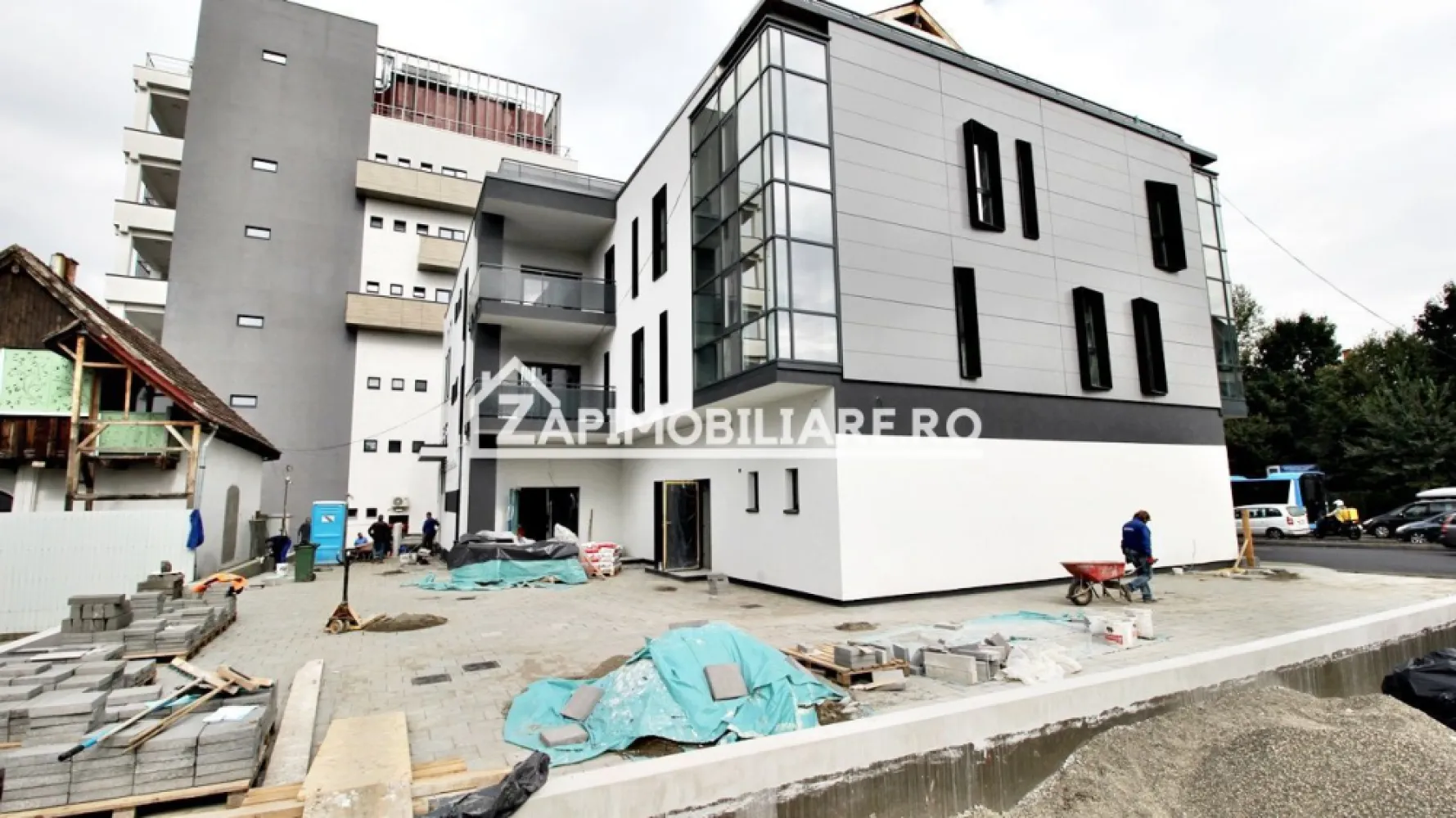 Spatiu comercial si birouri 70-300mp la parter ,zona Gh.Doja - De închiriat spațiu comercial la parter 70 mp + birouri cu suprafata de 50 si 300 mo, situate la etajul 1 si et.2 cu parcare, în zona Gh.Doja ideal pentru sedii firme, punct de lucru, birouri,cabinet medical, salon,
Spațiile de la etaj se închiriază la prețul de 15 euro mp negociabil
Spatiul de la parter se inchiriază la pretul de 20 euro mp
Comisionul perceput este de 50% din valoarea primei chirii.Și se percepe o singură dată!
Acest anunț nu corespunde cerințelor tale? Sună la numărul afișat în anunț și unul dintre agenții noștri te va ajuta cu alte oferte personalizate în funcție de cerințele tale.