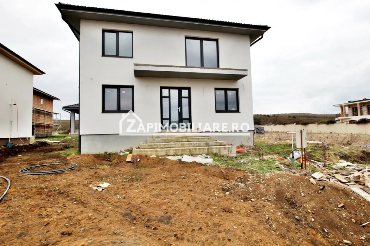 Casa 5 camere,3 băi,la cheie,138 mp,528mp teren,0% comision - Contact 0774048706 Bogdan
De vânzare casă la cheie cu gard si pavaj, singur în curte 5 camere ,3 bai,situată în Corunca, zona Penny, suprafața utilă de 138 mp. suprafata construită 160 mp amplasată pe un teren cu suprafața de 528 mp, 
Compartimentare:
- la parter: 1 living, 1 bucătărie, 1 baie, 1 birou, 1 cămară, 1 cameră tehnică, 1 hol, 1 terasa
- la etaj: 3 dormitoare, 2 băi, 1 balcon.1 hol

Detalii:
- centrală termică, incălzire in pardoseală, geamuri termopan, 
- fundația casei are o adâncime de 1 m, pereții sunt din cărămidă, acoperișul de țiglă, izolată cu polistiren de 10 cm.

- anul construcției 2024

Utilitați:
- curent, apă, gaz, canalizare

Casa se vinde la cheie cu gard si pavaj la prețul de 289.000 Euro negociabil. Comision ZERO!
Disponibilă casă pe 1 nivel la cheie cu cu gard si pavaj, bucatărie mobilată,4 camere, 2 băi,528 mp teren la pretul de 245.000 euro
Contact 0774048706 Bogdan
Daca vă place această ofertă sau pentru alte informații sunați la numărul de contact din anunț! 
Compania Zap Imobiliare vă pune la dispoziție toate actele și documentele necesare alături de asistență și consiliere permanentă până la finalizarea achiziției imobiliare. 
Ne dorim să îți oferim cea mai plăcută experiență, îndeplinim vise cu pereți!