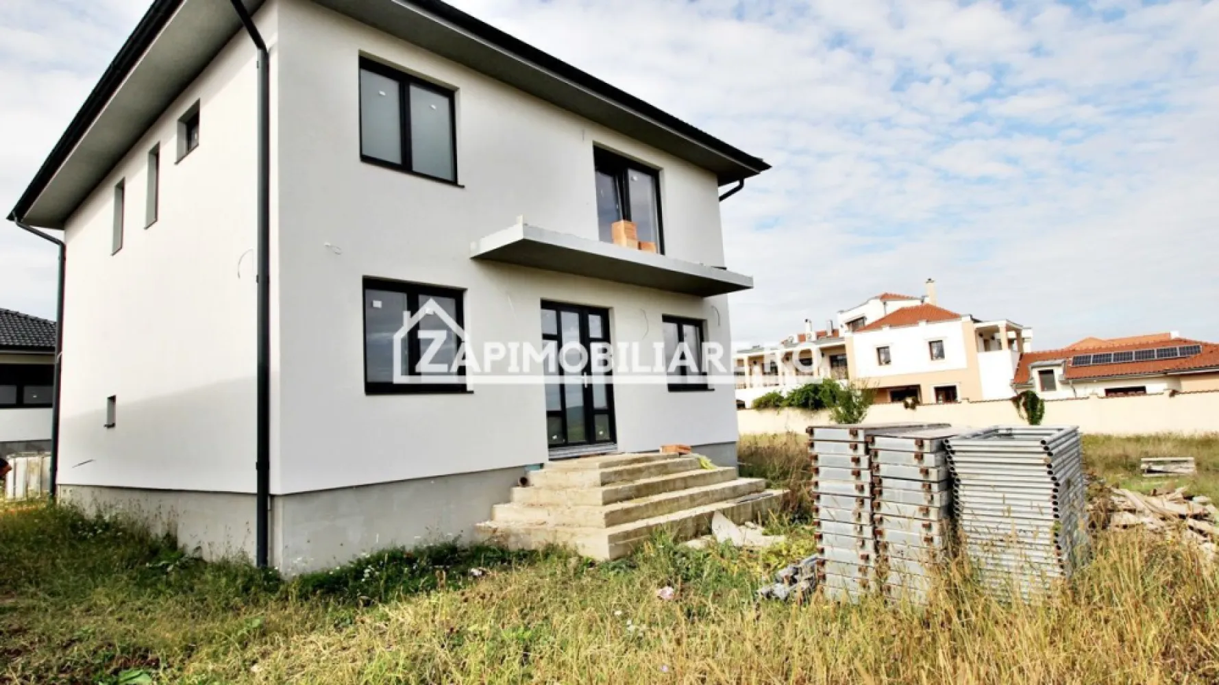 Casa 5 camere,3 băi,la cheie,138 mp,528mp teren,0% comision - Contact 0774048706 Bogdan
De vânzare casă la cheie cu gard si pavaj, singur în curte 5 camere ,3 bai,situată în Corunca, zona Penny, suprafața utilă de 138 mp. suprafata construită 160 mp amplasată pe un teren cu suprafața de 528 mp, 
Compartimentare:
- la parter: 1 living, 1 bucătărie, 1 baie, 1 birou, 1 cămară, 1 cameră tehnică, 1 hol, 1 terasa
- la etaj: 3 dormitoare, 2 băi, 1 balcon.1 hol

Detalii:
- centrală termică, incălzire in pardoseală, geamuri termopan, 
- fundația casei are o adâncime de 1 m, pereții sunt din cărămidă, acoperișul de țiglă, izolată cu polistiren de 10 cm.

- anul construcției 2024

Utilitați:
- curent, apă, gaz, canalizare

Casa se vinde la cheie cu gard si pavaj la prețul de 289.000 Euro negociabil. Comision ZERO!
Disponibilă casă pe 1 nivel la cheie cu cu gard si pavaj, bucatărie mobilată,4 camere, 2 băi,528 mp teren la pretul de 245.000 euro
Contact 0774048706 Bogdan
Daca vă place această ofertă sau pentru alte informații sunați la numărul de contact din anunț! 
Compania Zap Imobiliare vă pune la dispoziție toate actele și documentele necesare alături de asistență și consiliere permanentă până la finalizarea achiziției imobiliare. 
Ne dorim să îți oferim cea mai plăcută experiență, îndeplinim vise cu pereți!