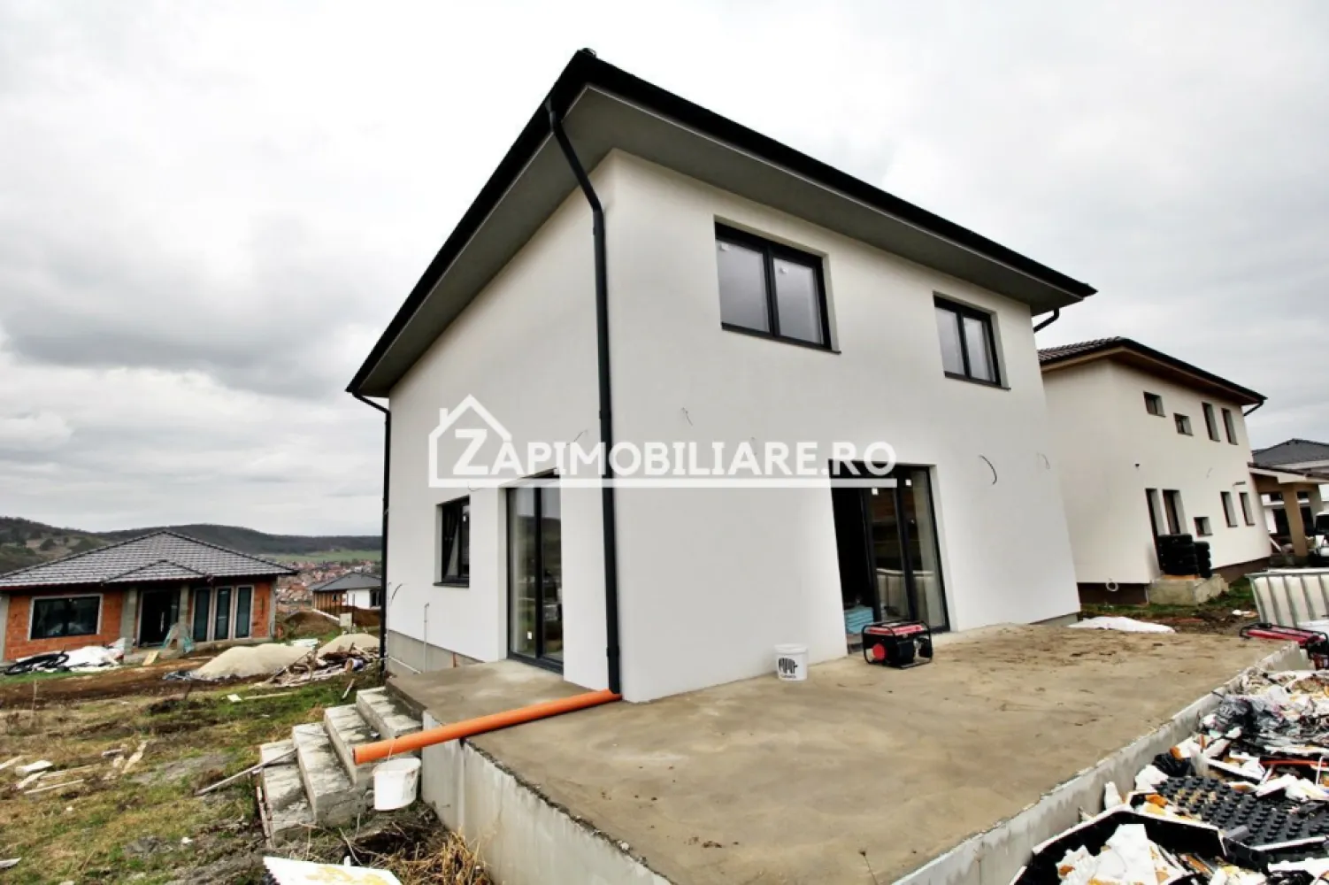 Casa 5 camere,3 băi,la cheie,138 mp,528mp teren,0% comision - Contact 0774048706 Bogdan
De vânzare casă la cheie cu gard si pavaj, singur în curte 5 camere ,3 bai,situată în Corunca, zona Penny, suprafața utilă de 138 mp. suprafata construită 160 mp amplasată pe un teren cu suprafața de 528 mp, 
Compartimentare:
- la parter: 1 living, 1 bucătărie, 1 baie, 1 birou, 1 cămară, 1 cameră tehnică, 1 hol, 1 terasa
- la etaj: 3 dormitoare, 2 băi, 1 balcon.1 hol

Detalii:
- centrală termică, incălzire in pardoseală, geamuri termopan, 
- fundația casei are o adâncime de 1 m, pereții sunt din cărămidă, acoperișul de țiglă, izolată cu polistiren de 10 cm.

- anul construcției 2024

Utilitați:
- curent, apă, gaz, canalizare

Casa se vinde la cheie cu gard si pavaj la prețul de 289.000 Euro negociabil. Comision ZERO!
Disponibilă casă pe 1 nivel la cheie cu cu gard si pavaj, bucatărie mobilată,4 camere, 2 băi,528 mp teren la pretul de 245.000 euro
Contact 0774048706 Bogdan
Daca vă place această ofertă sau pentru alte informații sunați la numărul de contact din anunț! 
Compania Zap Imobiliare vă pune la dispoziție toate actele și documentele necesare alături de asistență și consiliere permanentă până la finalizarea achiziției imobiliare. 
Ne dorim să îți oferim cea mai plăcută experiență, îndeplinim vise cu pereți!