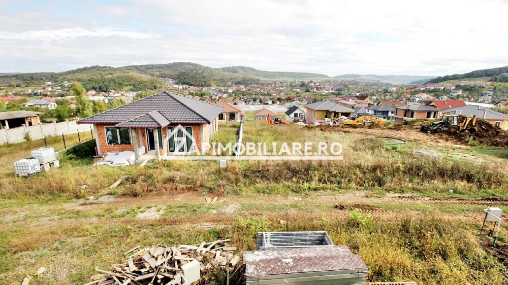 Casa 5 camere,3 băi,la cheie,138 mp,528mp teren,0% comision - Contact 0774048706 Bogdan
De vânzare casă la cheie cu gard si pavaj, singur în curte 5 camere ,3 bai,situată în Corunca, zona Penny, suprafața utilă de 138 mp. suprafata construită 160 mp amplasată pe un teren cu suprafața de 528 mp, 
Compartimentare:
- la parter: 1 living, 1 bucătărie, 1 baie, 1 birou, 1 cămară, 1 cameră tehnică, 1 hol, 1 terasa
- la etaj: 3 dormitoare, 2 băi, 1 balcon.1 hol

Detalii:
- centrală termică, incălzire in pardoseală, geamuri termopan, 
- fundația casei are o adâncime de 1 m, pereții sunt din cărămidă, acoperișul de țiglă, izolată cu polistiren de 10 cm.

- anul construcției 2024

Utilitați:
- curent, apă, gaz, canalizare

Casa se vinde la cheie cu gard si pavaj la prețul de 289.000 Euro negociabil. Comision ZERO!
Disponibilă casă pe 1 nivel la cheie cu cu gard si pavaj, bucatărie mobilată,4 camere, 2 băi,528 mp teren la pretul de 245.000 euro
Contact 0774048706 Bogdan
Daca vă place această ofertă sau pentru alte informații sunați la numărul de contact din anunț! 
Compania Zap Imobiliare vă pune la dispoziție toate actele și documentele necesare alături de asistență și consiliere permanentă până la finalizarea achiziției imobiliare. 
Ne dorim să îți oferim cea mai plăcută experiență, îndeplinim vise cu pereți!
