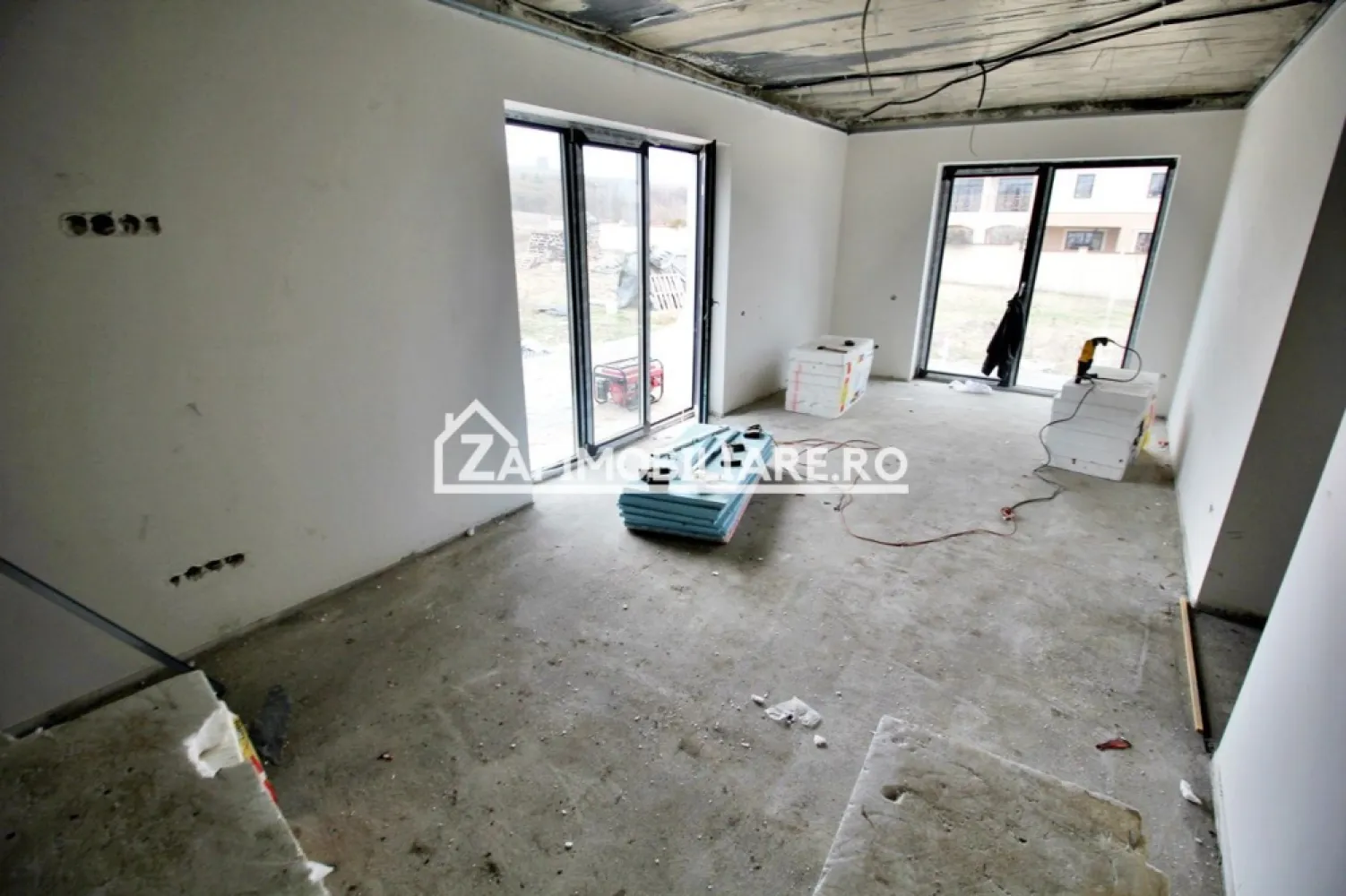 Casa 5 camere,3 băi,la cheie,138 mp,528mp teren,0% comision - Contact 0774048706 Bogdan
De vânzare casă la cheie cu gard si pavaj, singur în curte 5 camere ,3 bai,situată în Corunca, zona Penny, suprafața utilă de 138 mp. suprafata construită 160 mp amplasată pe un teren cu suprafața de 528 mp, 
Compartimentare:
- la parter: 1 living, 1 bucătărie, 1 baie, 1 birou, 1 cămară, 1 cameră tehnică, 1 hol, 1 terasa
- la etaj: 3 dormitoare, 2 băi, 1 balcon.1 hol

Detalii:
- centrală termică, incălzire in pardoseală, geamuri termopan, 
- fundația casei are o adâncime de 1 m, pereții sunt din cărămidă, acoperișul de țiglă, izolată cu polistiren de 10 cm.

- anul construcției 2024

Utilitați:
- curent, apă, gaz, canalizare

Casa se vinde la cheie cu gard si pavaj la prețul de 289.000 Euro negociabil. Comision ZERO!
Disponibilă casă pe 1 nivel la cheie cu cu gard si pavaj, bucatărie mobilată,4 camere, 2 băi,528 mp teren la pretul de 245.000 euro
Contact 0774048706 Bogdan
Daca vă place această ofertă sau pentru alte informații sunați la numărul de contact din anunț! 
Compania Zap Imobiliare vă pune la dispoziție toate actele și documentele necesare alături de asistență și consiliere permanentă până la finalizarea achiziției imobiliare. 
Ne dorim să îți oferim cea mai plăcută experiență, îndeplinim vise cu pereți!
