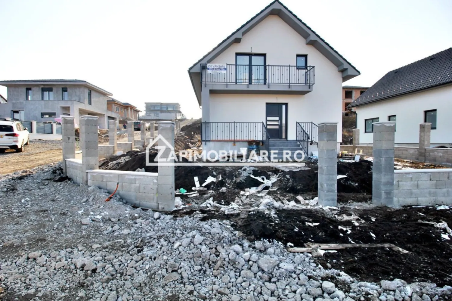 Casa 4 camere la cheie,2bai,120 mp,501 mp teren,zona Corunca - Contact 0774048706 Bogdan
De vânzare casă la cheie cu gard si pavaj, singur în curte 4 camere situată în Corunca zona Penny, suprafața utilă de 120 mp amplasată pe un teren cu suprafața de 501 mp, 
Compartimentare:
- la parter: 1 living, 1 bucătărie, 1 baie, 1debara, 2 terase acoperite
- la etaj: 3 dormitoare, 1 baie, 1 dressing, 1 balcon.
Detalii:
- centrală termică, incălzire in pardoseală, geamuri tripan
- fundația casei are o adâncime de 1 m, pereții sunt din cărămidă, acoperișul de țiglă izolată cu polistiren de 10 cm.
- anul construcției 2024
Disponibilă si casă la cheie cu suprafata utilă de 150 mp si 532 mp teren la pretul de 310.000 euro
Utilitați:
- curent, apă, gaz, canalizare
-gardul ,poarta automatizată si pavajul include in pret
Casa se vinde la cheie la prețul de 279.000 Euro negociabil. Comision ZERO!
Contact 0774048706 Bogdan
Daca vă place această ofertă sau pentru alte informații sunați la numărul de contact din anunț! 
Compania Zap Imobiliare vă pune la dispoziție toate actele și documentele necesare alături de asistență și consiliere permanentă până la finalizarea achiziției imobiliare. 
Ne dorim să îți oferim cea mai plăcută experiență, îndeplinim vise cu pereți!