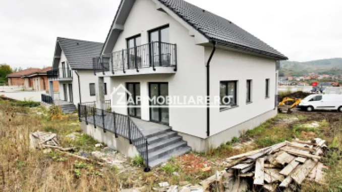 Casa 4 camere la cheie,2bai,120 mp,501 mp teren,zona Corunca