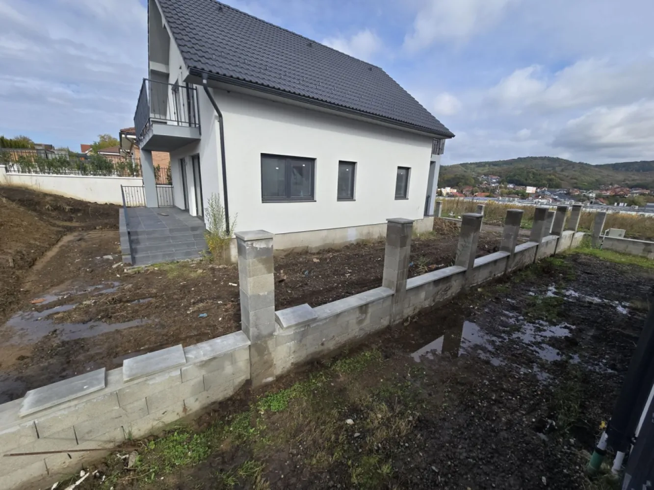 Casa 4 camere la cheie,2bai,120 mp,501 mp teren,zona Corunca - Contact 0774048706 Bogdan
De vânzare casă la cheie cu gard si pavaj, singur în curte 4 camere situată în Corunca zona Penny, suprafața utilă de 120 mp amplasată pe un teren cu suprafața de 501 mp, 
Compartimentare:
- la parter: 1 living, 1 bucătărie, 1 baie, 1debara, 2 terase acoperite
- la etaj: 3 dormitoare, 1 baie, 1 dressing, 1 balcon.
Detalii:
- centrală termică, incălzire in pardoseală, geamuri tripan
- fundația casei are o adâncime de 1 m, pereții sunt din cărămidă, acoperișul de țiglă izolată cu polistiren de 10 cm.
- anul construcției 2024
Disponibilă si casă la cheie cu suprafata utilă de 150 mp si 532 mp teren la pretul de 310.000 euro
Utilitați:
- curent, apă, gaz, canalizare
-gardul ,poarta automatizată si pavajul include in pret
Casa se vinde la cheie la prețul de 279.000 Euro negociabil. Comision ZERO!
Contact 0774048706 Bogdan
Daca vă place această ofertă sau pentru alte informații sunați la numărul de contact din anunț! 
Compania Zap Imobiliare vă pune la dispoziție toate actele și documentele necesare alături de asistență și consiliere permanentă până la finalizarea achiziției imobiliare. 
Ne dorim să îți oferim cea mai plăcută experiență, îndeplinim vise cu pereți!