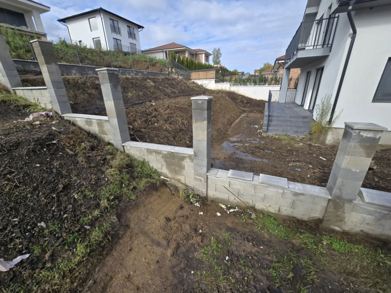 Casa 4 camere la cheie,2bai,120 mp,501 mp teren,zona Corunca - Contact 0774048706 Bogdan
De vânzare casă la cheie cu gard si pavaj, singur în curte 4 camere situată în Corunca zona Penny, suprafața utilă de 120 mp amplasată pe un teren cu suprafața de 501 mp, 
Compartimentare:
- la parter: 1 living, 1 bucătărie, 1 baie, 1debara, 2 terase acoperite
- la etaj: 3 dormitoare, 1 baie, 1 dressing, 1 balcon.
Detalii:
- centrală termică, incălzire in pardoseală, geamuri tripan
- fundația casei are o adâncime de 1 m, pereții sunt din cărămidă, acoperișul de țiglă izolată cu polistiren de 10 cm.
- anul construcției 2024
Disponibilă si casă la cheie cu suprafata utilă de 150 mp si 532 mp teren la pretul de 310.000 euro
Utilitați:
- curent, apă, gaz, canalizare
-gardul ,poarta automatizată si pavajul include in pret
Casa se vinde la cheie la prețul de 279.000 Euro negociabil. Comision ZERO!
Contact 0774048706 Bogdan
Daca vă place această ofertă sau pentru alte informații sunați la numărul de contact din anunț! 
Compania Zap Imobiliare vă pune la dispoziție toate actele și documentele necesare alături de asistență și consiliere permanentă până la finalizarea achiziției imobiliare. 
Ne dorim să îți oferim cea mai plăcută experiență, îndeplinim vise cu pereți!