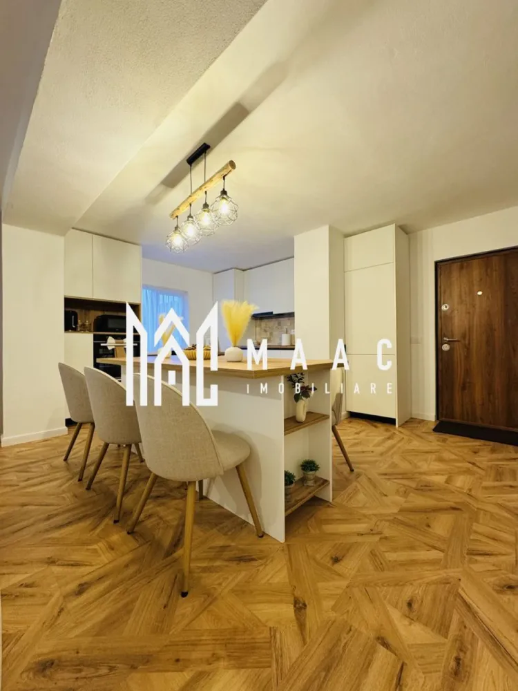 Apartament 3 Camere | Etaj 3 | Centrala Proprie - MAAC Imobiliare vă propune spre vânzare un apartament de 3 camere, complet renovat, mobilat și utilat. Apartamentul se află într-o zonă foarte bună din nordul orașului, aproape de Spitalul Județean și Liceul Energetic, cu acces rapid la mijloace de transport, magazine și alte puncte de interes. Zona este liniștită și potrivită atât pentru locuit, cât și pentru investiție. Apartamentul este situat la etajul 3 din 4, într-un bloc cu acoperiș, și se vinde la cheie, exact ca în poze. Suprafețe:    •   74 mp utili    •   82 mp construiți Compartimentare:    •   Living cu bucătărie open-space    •   2 dormitoare    •   2 băi    •   2 balcoane    •   Dormitor matrimonial cu baie proprie și balcon Detalii și dotări:    •   Instalații electrice și sanitare schimbate integral    •   Șapă mecanizată    •   Centrală termică proprie    •   Apartamentul se vinde complet mobilat și utilat Ideal pentru locuință proprie sau investiție. 📞 Pentru mai multe detalii sau pentru programarea unei vizionări, contactați MAAC IMOBILIARE CP2897462 }}