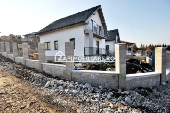 Casa 4 camere la cheie,2bai,120 mp,501 mp teren,zona Corunca
