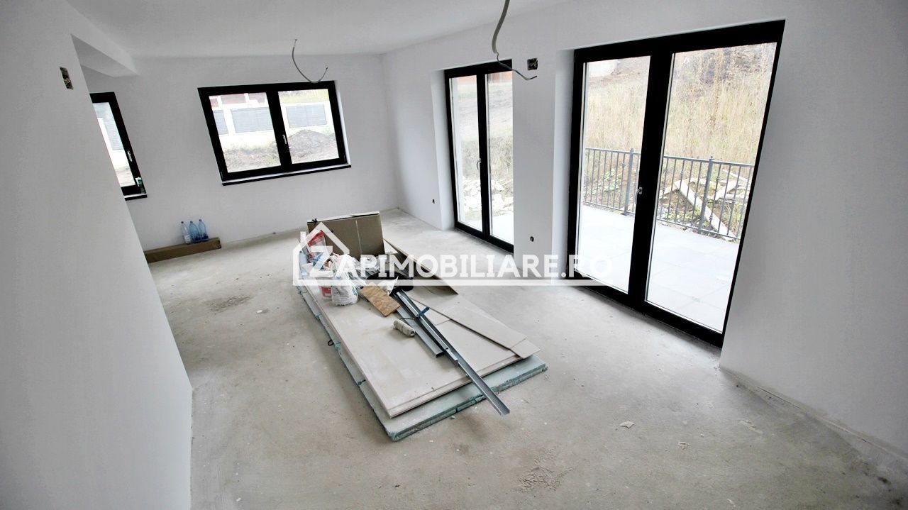 Casa 4 camere la cheie,2bai,120 mp,501 mp teren,zona Corunca