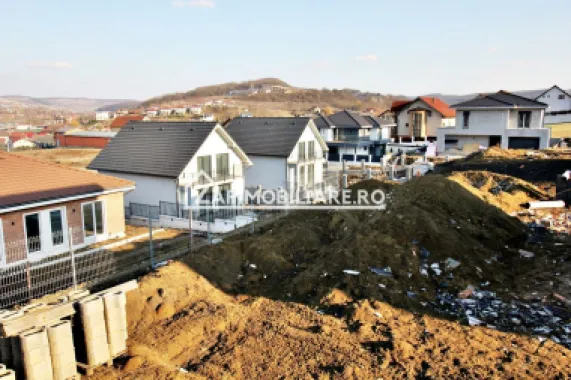 Casa 4 camere la cheie,2bai,120 mp,501 mp teren,zona Corunca