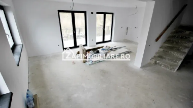 Casa 4 camere la cheie,2bai,120 mp,501 mp teren,zona Corunca
