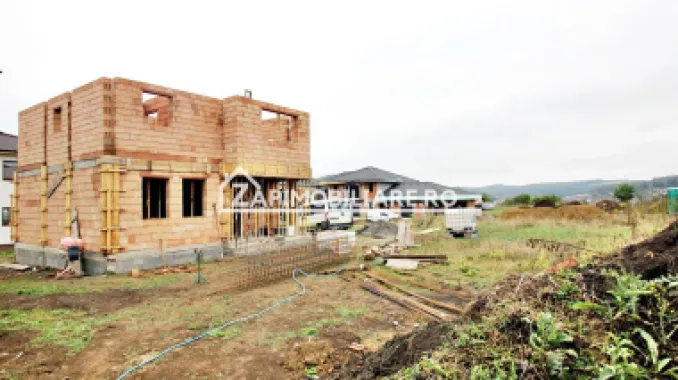 Casa 4 camere la cheie,2bai,120 mp,501 mp teren,zona Corunca