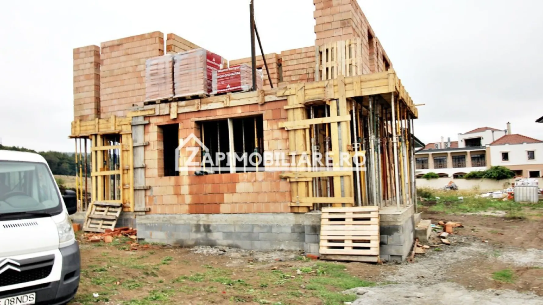 Casa 4 camere la cheie,2bai,120 mp,501 mp teren,zona Corunca