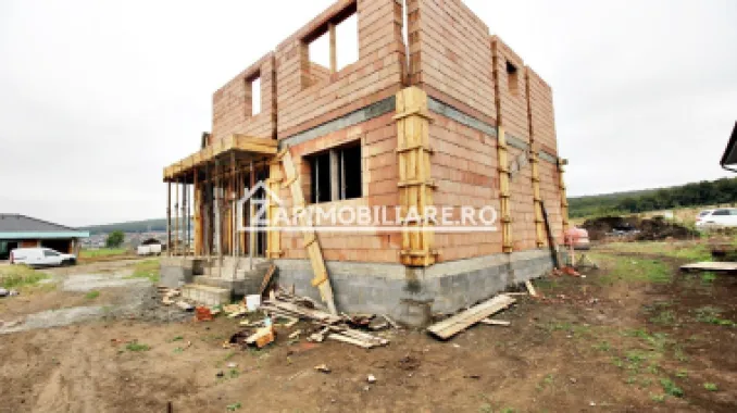Casa 4 camere la cheie,2bai,120 mp,501 mp teren,zona Corunca