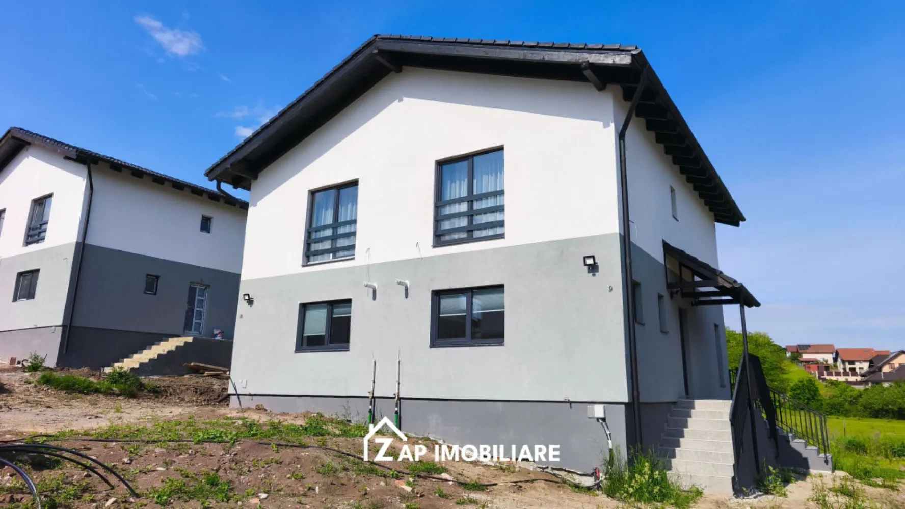 Duplex Livezeni - Cartier nou - 3 si 4 camere - Mentionati ID-ul proprietatii cand apelati: CP2116110
Contact ⓪⑦②⑥ ②②③ ⑧⑧⑥ Sebastian

De vânzare case noi tip duplex, singur în curte, situată în Livezeni, suprafata teren intre 250 si 350 mp,.
Casele sunt cu doua nivele P+E si au o suprafata de 120 mp construiti plus teren aferent.
Compartimentare- 
Parter: hol,baie,bucatarie,camara,casa scarii,living,terasa.
Etaj: hol,baie,2 dormitoare, 2 balcoane+Pod

Detalii:
Exista 2 variante de case cu 3 si cu 4 camere ( 2 respectiv 3 dormitoare )
- pereții sunt din cărămidă, acoperișul de țiglă, izolată cu polistiren de 10 cm eps 80
- stalpi de beton
- fundație din beton, planșeu de beton, geamuri termopane Tripan ,centrală termică pe condensație, calorifere tip propsop in bai, scară interioară din beton, ,acoperișul izoltat cu vată de 20 cm,pereții sunt vopsiți in 2 straturi de lavabil alb,
- șapa cât si tencuiala este mecanizata.
- anul construcției 2025

Utilitați:
- curent, apă, gaz, canalizare de oras

Casa se vinde la stadiul semifinisat avansat la prețul de 112000 EURO + TVA ( varianta cu 2 dormitoare si 3 camere ) 
Varianta cu 3 dormitoare si 4 camere la pretul de 124000 Euro + TVA
Pretul este negociabil in functie de avans
Mentionati ID-ul proprietatii cand apelati: CP2116110
Contact ⓪⑦②⑥ ②②③ ⑧⑧⑥ Sebastian