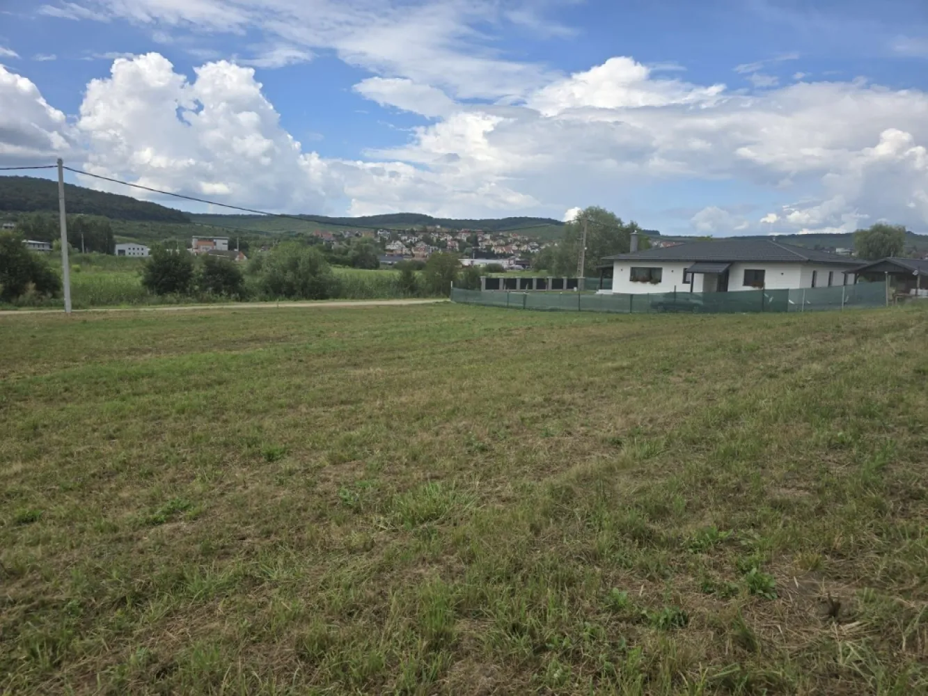 Teren intravilan 18.600 mp.cu deschidere de 250 m la drum - Vă oferim spre vânzare 3 parcele de teren intravilan in Livezeni cu suprafața de 5.000 si 2 parcele de 6.800 mp situat în Livezeni cu deschidere la drum de 250 m
Drumul este in curs de asfaltare
Contact 0774048706 Bogdan
Cei interesați pot achiziționa terenul de 5.000 mp la prețul de 45 euro mp negociabil comision ZERO.
 A doua parcelă de 6.800 mp se vinde la pretul de 50 euro mp
Dacă vă place această ofertă - sau pentru alte informații sunați la numărul de contact din anunț! 0774048706 Bogdan
Compania Zap Imobiliare vă pune la dispoziție toate informațiile, actele și documentele necesare alături de asistență și consiliere permanentă până la finalizarea achiziției imobiliare. Ne dorim să îți oferim cea mai plăcută experiență.