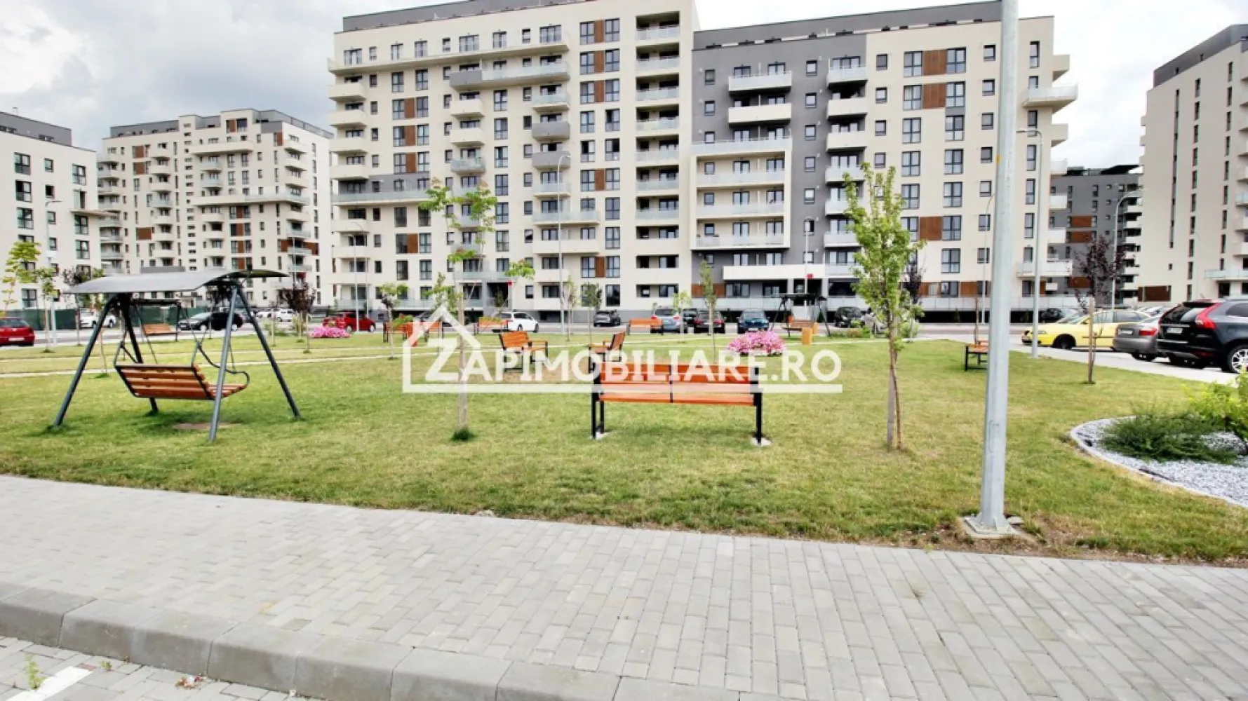Apartament 2 camere,bloc nou,56mp.1 parcare privată 1pivnită - Contact 0774048706 Bogdan
De închiriat apartament 2 camere in bloc Nou cu parcare privată, decomandat confort 1, situat în cartierul Maurer, suprafață utilă de 56 mp, situat la etajul 5 din 8 oferit de Zap Imobiliare.
Detalii: 
- 1 living, 1 dormitor, 1 bucătărie, 1 baie, 1 balcon , 1 hol, 1 pivnită, 1 parcare privată, 1 debara
- centrală termică, calorifere, geamuri termopan, ușă metalică.
- masina de spalat rufe, frigider,aragaz

Proprietatea se află într-o zonă cu un confort deosebit, datorită amplasării în imediata apropiere a tot ceea ce înseamnă viață modernă, și anume: mijloace de transport în comun, magazine, unități de învățământ de toate gradele, piață, parc, bănci, farmacii, s.a.
Locuința se închiriază mobilată și utilată la prețul de 400 Euro 
Comisionul perceput este de 50% din valoarea primei chirii si se plateste o singura data in momentul semnarii contractului de inchiriere.
Contact 0774048706 Bogdan
Acest anunț nu corespunde cerințelor tale? Sună la numărul afișat în anunț și unul dintre agenții noștri te va ajuta cu alte oferte personalizate în funcție de cerințele tale.