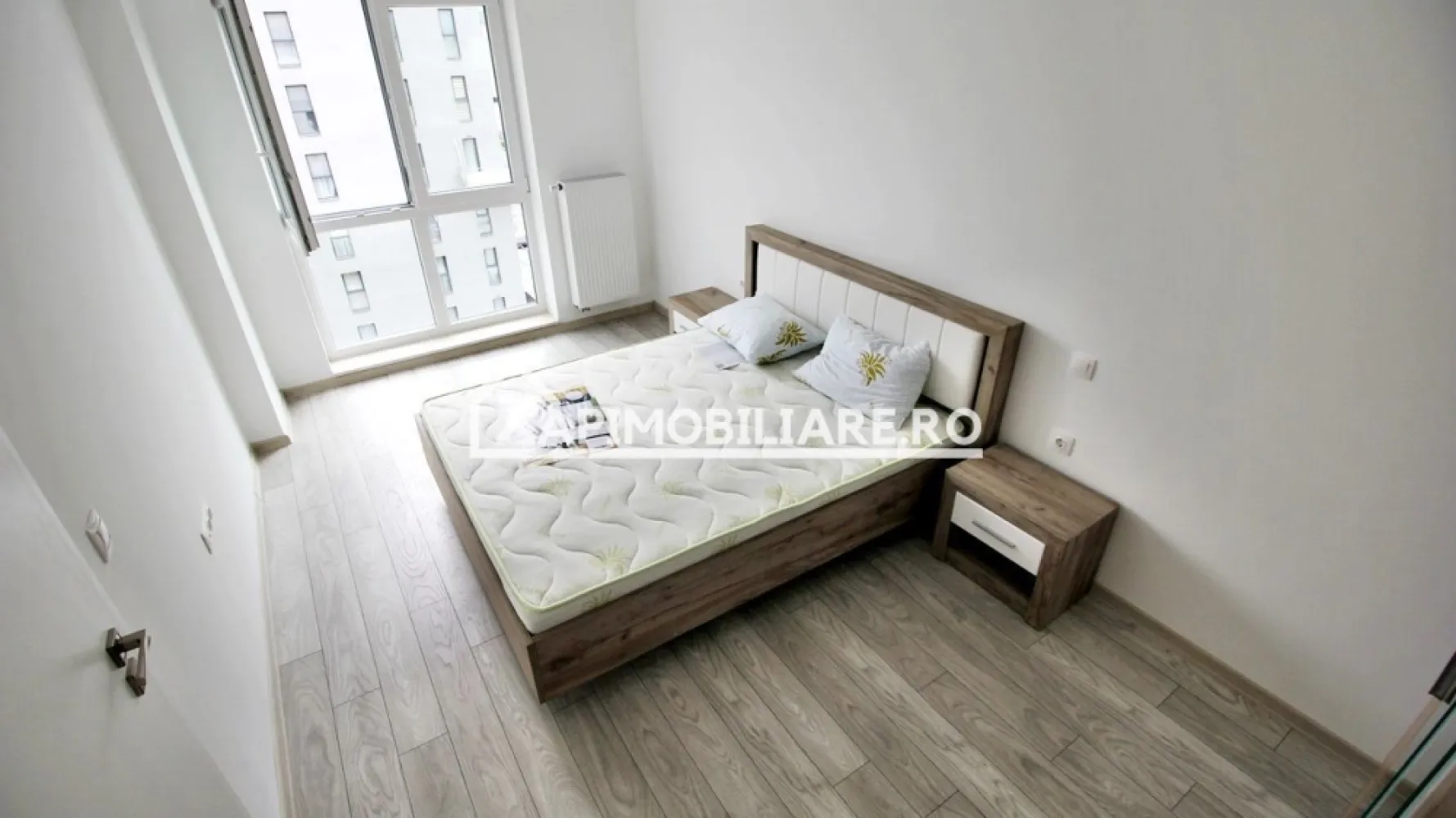 Apartament 2 camere,bloc nou,56mp.1 parcare privată 1pivnită - Contact 0774048706 Bogdan
De închiriat apartament 2 camere in bloc Nou cu parcare privată, decomandat confort 1, situat în cartierul Maurer, suprafață utilă de 56 mp, situat la etajul 5 din 8 oferit de Zap Imobiliare.
Detalii: 
- 1 living, 1 dormitor, 1 bucătărie, 1 baie, 1 balcon , 1 hol, 1 pivnită, 1 parcare privată, 1 debara
- centrală termică, calorifere, geamuri termopan, ușă metalică.
- masina de spalat rufe, frigider,aragaz

Proprietatea se află într-o zonă cu un confort deosebit, datorită amplasării în imediata apropiere a tot ceea ce înseamnă viață modernă, și anume: mijloace de transport în comun, magazine, unități de învățământ de toate gradele, piață, parc, bănci, farmacii, s.a.
Locuința se închiriază mobilată și utilată la prețul de 400 Euro 
Comisionul perceput este de 50% din valoarea primei chirii si se plateste o singura data in momentul semnarii contractului de inchiriere.
Contact 0774048706 Bogdan
Acest anunț nu corespunde cerințelor tale? Sună la numărul afișat în anunț și unul dintre agenții noștri te va ajuta cu alte oferte personalizate în funcție de cerințele tale.