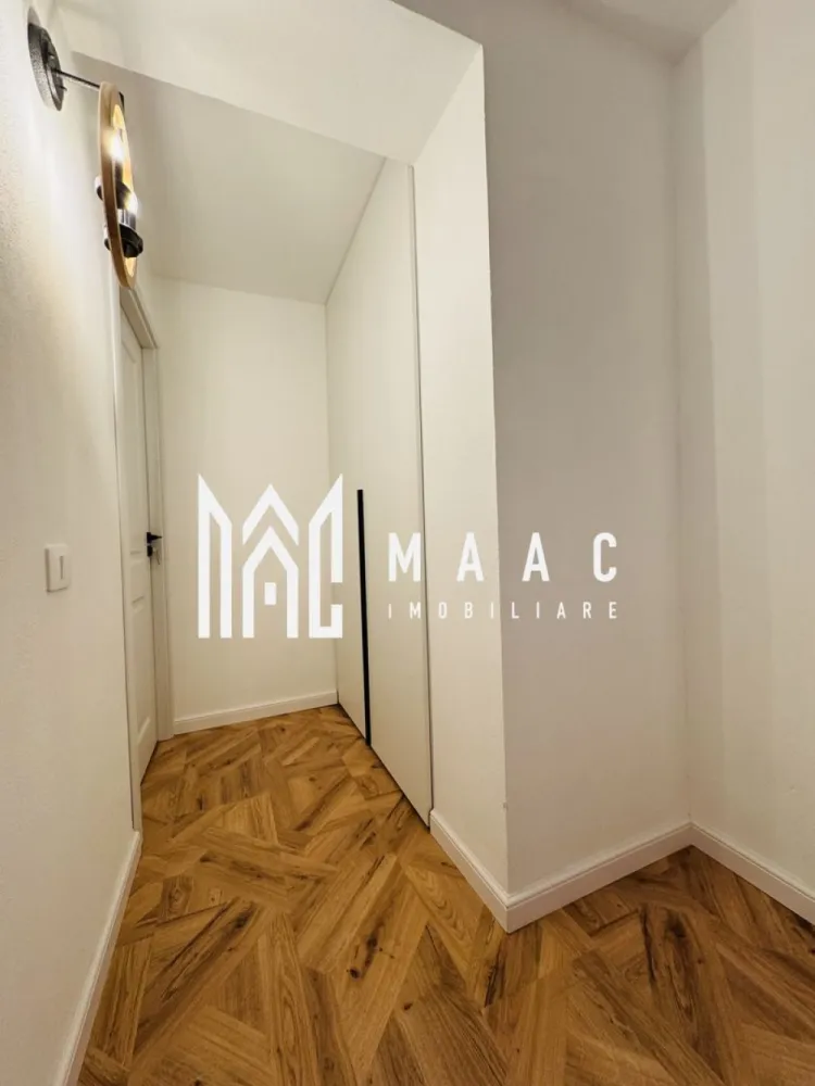 Apartament 3 Camere | Etaj 3 | Centrala Proprie - MAAC Imobiliare vă propune spre vânzare un apartament de 3 camere, complet renovat, mobilat și utilat. Apartamentul se află într-o zonă foarte bună din nordul orașului, aproape de Spitalul Județean și Liceul Energetic, cu acces rapid la mijloace de transport, magazine și alte puncte de interes. Zona este liniștită și potrivită atât pentru locuit, cât și pentru investiție. Apartamentul este situat la etajul 3 din 4, într-un bloc cu acoperiș, și se vinde la cheie, exact ca în poze. Suprafețe:    •   74 mp utili    •   82 mp construiți Compartimentare:    •   Living cu bucătărie open-space    •   2 dormitoare    •   2 băi    •   2 balcoane    •   Dormitor matrimonial cu baie proprie și balcon Detalii și dotări:    •   Instalații electrice și sanitare schimbate integral    •   Șapă mecanizată    •   Centrală termică proprie    •   Apartamentul se vinde complet mobilat și utilat Ideal pentru locuință proprie sau investiție. 📞 Pentru mai multe detalii sau pentru programarea unei vizionări, contactați MAAC IMOBILIARE CP2897462 }}