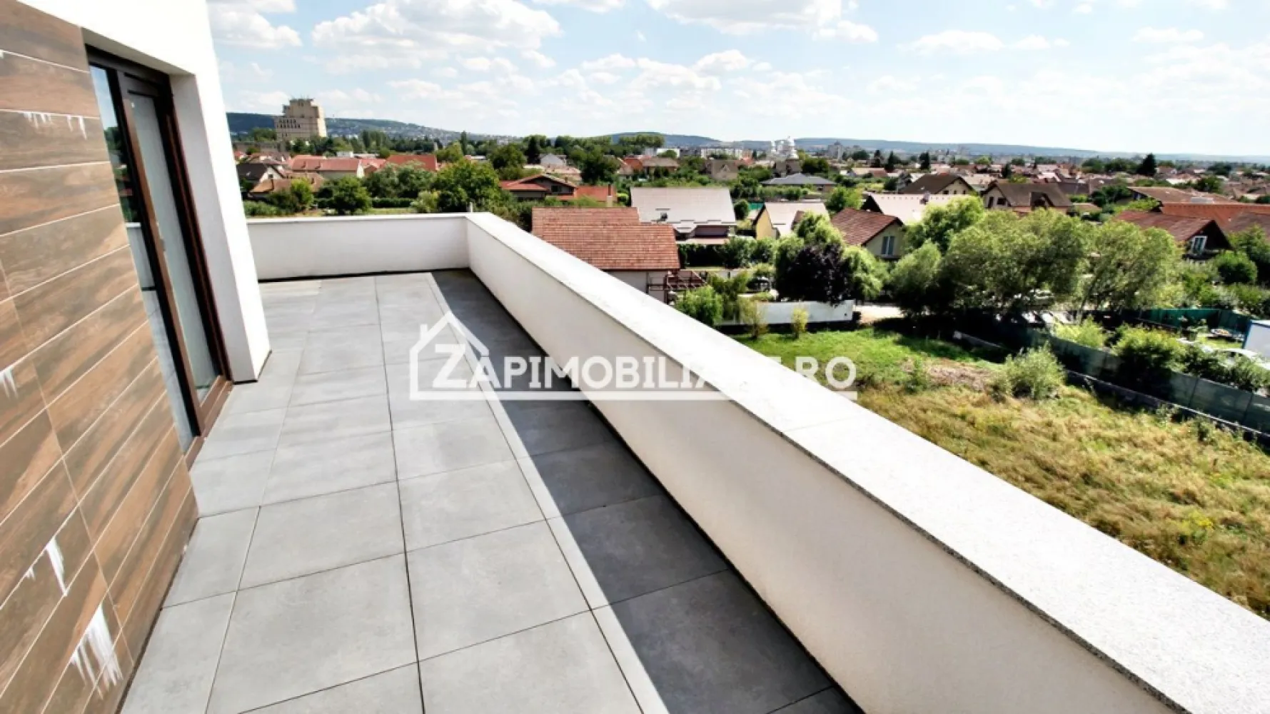 Penthous 3 cam.1 terasă,1 balcon 2 băi,1 dressing,1 parcare - Contact 0774048706 Bogdan
De vânzare Penthous cu LIFT, 3 camere decomandat confort 1, situat în cartierul Unirii, strada Constandin Hagi Stoian ,in spate la Penny, suprafață utilă de 108 mp, suprafata construita 170 mp.situat la etajul 4 din 4 oferit de Zap Imobiliare 
Detalii: 
- 1 living, 2 dormitoare, 1 bucătărie, 2 băi, 1 terasă, 1 balcon, 1 hol,1 debara, 1 dressing
- centrală termică, incălzire in pardoseală, geamuri tripan, ușă metalică.interfon,
Proprietatea se află într-o zonă cu un confort deosebit, datorită amplasării în imediata apropiere a tot ceea ce înseamnă viață modernă, și anume: mijloace de transport în comun, magazine, unități de învățământ de toate gradele, piață, parc, bănci, farmacii, s.a.
Locuința se vinde semifinisată la prețul de 182.000 Euro negociabil. Comisionul este ZERO!
Contact 0774048706 Bogdan

Dacă vă place această ofertă - sau pentru alte informații sunați la numărul de contact din anunț! 
Compania Zap Imobiliare vă pune la dispoziție toate informațiile, actele și documentele necesare alături de asistență și consiliere permanentă până la finalizarea achiziției imobiliare. Ne dorim să îți oferim cea mai plăcută experiență, îndeplinim vise cu pereți!