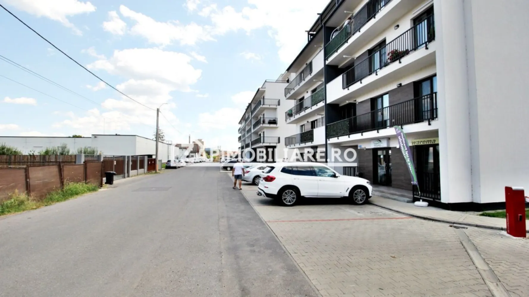 Penthous 3 cam.1 terasă,1 balcon 2 băi,1 dressing,1 parcare - Contact 0774048706 Bogdan
De vânzare Penthous cu LIFT, 3 camere decomandat confort 1, situat în cartierul Unirii, strada Constandin Hagi Stoian ,in spate la Penny, suprafață utilă de 108 mp, suprafata construita 170 mp.situat la etajul 4 din 4 oferit de Zap Imobiliare 
Detalii: 
- 1 living, 2 dormitoare, 1 bucătărie, 2 băi, 1 terasă, 1 balcon, 1 hol,1 debara, 1 dressing
- centrală termică, incălzire in pardoseală, geamuri tripan, ușă metalică.interfon,
Proprietatea se află într-o zonă cu un confort deosebit, datorită amplasării în imediata apropiere a tot ceea ce înseamnă viață modernă, și anume: mijloace de transport în comun, magazine, unități de învățământ de toate gradele, piață, parc, bănci, farmacii, s.a.
Locuința se vinde semifinisată la prețul de 182.000 Euro negociabil. Comisionul este ZERO!
Contact 0774048706 Bogdan

Dacă vă place această ofertă - sau pentru alte informații sunați la numărul de contact din anunț! 
Compania Zap Imobiliare vă pune la dispoziție toate informațiile, actele și documentele necesare alături de asistență și consiliere permanentă până la finalizarea achiziției imobiliare. Ne dorim să îți oferim cea mai plăcută experiență, îndeplinim vise cu pereți!