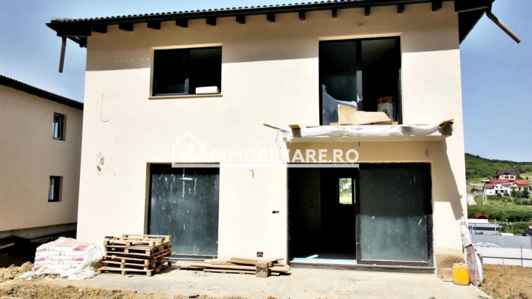 Casa D-P-E 240 mp, teren 800 mp,comosion ZERO! - De vânzare casă, singur în curte 4 camere situată în Corunca suprafața utilă de 182 mp.suprafata construită 240 
mp, amplasată pe un teren cu suprafața de 800 mp,
Compartimentare:
- la demisol 62 mp utili
- la parter: 1 living, 1 bucătărie, 1 baie,1 terasă, 1 debara.
- la etaj 3 dormitoare, 2 băi, 1 balcon,la etaj înălțimea camerelor este de 2,70 m,
Detalii:
- centrală termică, calorifere, geamuri tripan
- fundația casei are o adâncime de 1,5 m, pereții sunt din cărămidă, acoperișul de țiglă, izolată cu polistiren de 10 cm.
- anul construcției 2025
Utilitați:
- curent, apă, gaz, canalizare
Casa se vinde semifinisată cu centrală,calorifere, exteriorul finisat la prețul de 199.000 Euro + tva negociabil Comision ZERO! Disponibilă casă D-P cu suprafata utilă de 266 mp si teren cu suprafața de 800 mp la prețul de 239.000 euro+ tva
Daca vă place această ofertă sau pentru alte informații sunați la numărul de contact din anunț! 0774048706 Bogdan
Compania Zap Imobiliare vă pune la dispoziție toate actele și documentele necesare alături de asistență și consiliere permanentă până la finalizarea achiziției imobiliare.
Ne dorim să îți oferim cea mai plăcută experiență, îndeplinim vise cu pereți!ĺ