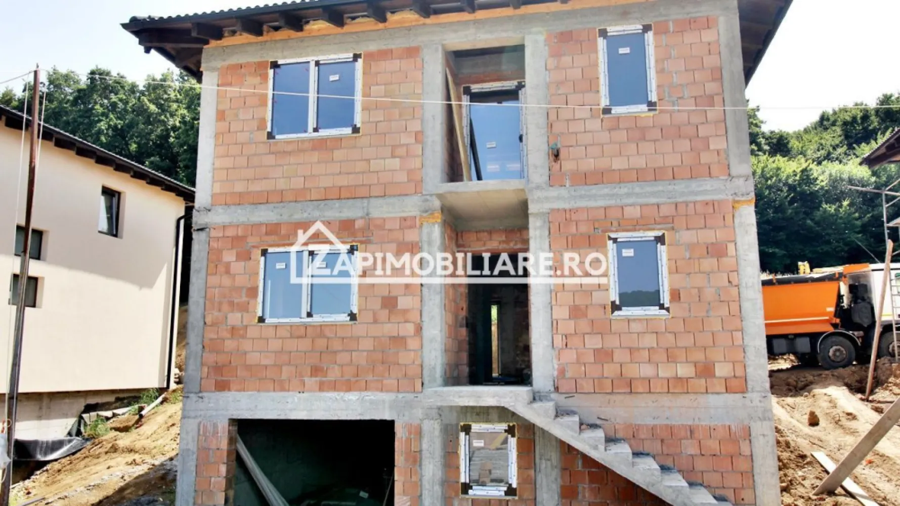 Casa D-P-E 240 mp, teren 800 mp,comosion ZERO! - De vânzare casă, singur în curte 4 camere situată în Corunca suprafața utilă de 182 mp.suprafata construită 240 
mp, amplasată pe un teren cu suprafața de 800 mp,
Compartimentare:
- la demisol 62 mp utili
- la parter: 1 living, 1 bucătărie, 1 baie,1 terasă, 1 debara.
- la etaj 3 dormitoare, 2 băi, 1 balcon,la etaj înălțimea camerelor este de 2,70 m,
Detalii:
- centrală termică, calorifere, geamuri tripan
- fundația casei are o adâncime de 1,5 m, pereții sunt din cărămidă, acoperișul de țiglă, izolată cu polistiren de 10 cm.
- anul construcției 2025
Utilitați:
- curent, apă, gaz, canalizare
Casa se vinde semifinisată cu centrală,calorifere, exteriorul finisat la prețul de 199.000 Euro + tva negociabil Comision ZERO! Disponibilă casă D-P cu suprafata utilă de 266 mp si teren cu suprafața de 800 mp la prețul de 239.000 euro+ tva
Daca vă place această ofertă sau pentru alte informații sunați la numărul de contact din anunț! 0774048706 Bogdan
Compania Zap Imobiliare vă pune la dispoziție toate actele și documentele necesare alături de asistență și consiliere permanentă până la finalizarea achiziției imobiliare.
Ne dorim să îți oferim cea mai plăcută experiență, îndeplinim vise cu pereți!ĺ