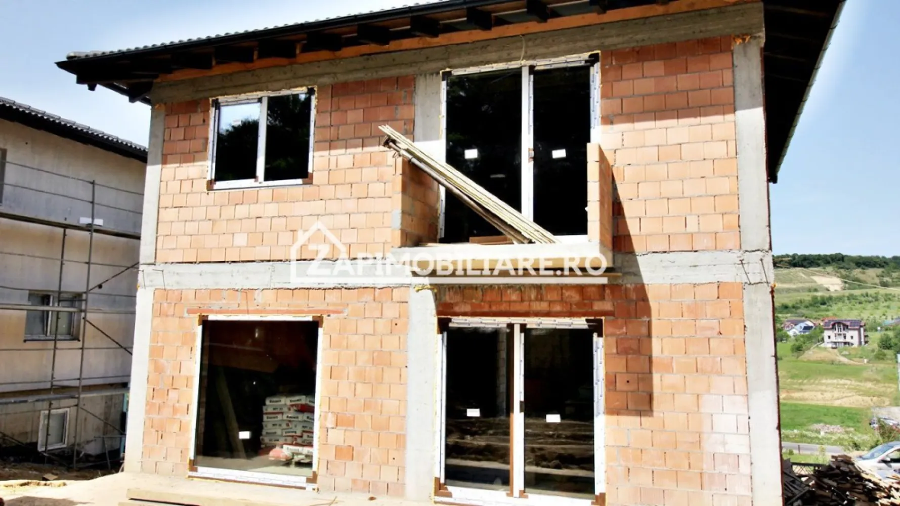 Casa D-P-E 240 mp, teren 800 mp,comosion ZERO! - De vânzare casă, singur în curte 4 camere situată în Corunca suprafața utilă de 182 mp.suprafata construită 240 
mp, amplasată pe un teren cu suprafața de 800 mp,
Compartimentare:
- la demisol 62 mp utili
- la parter: 1 living, 1 bucătărie, 1 baie,1 terasă, 1 debara.
- la etaj 3 dormitoare, 2 băi, 1 balcon,la etaj înălțimea camerelor este de 2,70 m,
Detalii:
- centrală termică, calorifere, geamuri tripan
- fundația casei are o adâncime de 1,5 m, pereții sunt din cărămidă, acoperișul de țiglă, izolată cu polistiren de 10 cm.
- anul construcției 2025
Utilitați:
- curent, apă, gaz, canalizare
Casa se vinde semifinisată cu centrală,calorifere, exteriorul finisat la prețul de 199.000 Euro + tva negociabil Comision ZERO! Disponibilă casă D-P cu suprafata utilă de 266 mp si teren cu suprafața de 800 mp la prețul de 239.000 euro+ tva
Daca vă place această ofertă sau pentru alte informații sunați la numărul de contact din anunț! 0774048706 Bogdan
Compania Zap Imobiliare vă pune la dispoziție toate actele și documentele necesare alături de asistență și consiliere permanentă până la finalizarea achiziției imobiliare.
Ne dorim să îți oferim cea mai plăcută experiență, îndeplinim vise cu pereți!ĺ