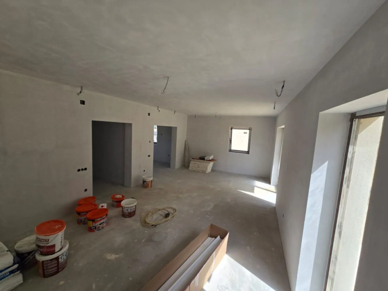 Casa D-P-E 240 mp, teren 800 mp,comosion ZERO! - De vânzare casă, singur în curte 4 camere situată în Corunca suprafața utilă de 182 mp.suprafata construită 240 
mp, amplasată pe un teren cu suprafața de 800 mp,
Compartimentare:
- la demisol 62 mp utili
- la parter: 1 living, 1 bucătărie, 1 baie,1 terasă, 1 debara.
- la etaj 3 dormitoare, 2 băi, 1 balcon,la etaj înălțimea camerelor este de 2,70 m,
Detalii:
- centrală termică, calorifere, geamuri tripan
- fundația casei are o adâncime de 1,5 m, pereții sunt din cărămidă, acoperișul de țiglă, izolată cu polistiren de 10 cm.
- anul construcției 2025
Utilitați:
- curent, apă, gaz, canalizare
Casa se vinde semifinisată cu centrală,calorifere, exteriorul finisat la prețul de 199.000 Euro + tva negociabil Comision ZERO! Disponibilă casă D-P cu suprafata utilă de 266 mp si teren cu suprafața de 800 mp la prețul de 239.000 euro+ tva
Daca vă place această ofertă sau pentru alte informații sunați la numărul de contact din anunț! 0774048706 Bogdan
Compania Zap Imobiliare vă pune la dispoziție toate actele și documentele necesare alături de asistență și consiliere permanentă până la finalizarea achiziției imobiliare.
Ne dorim să îți oferim cea mai plăcută experiență, îndeplinim vise cu pereți!ĺ